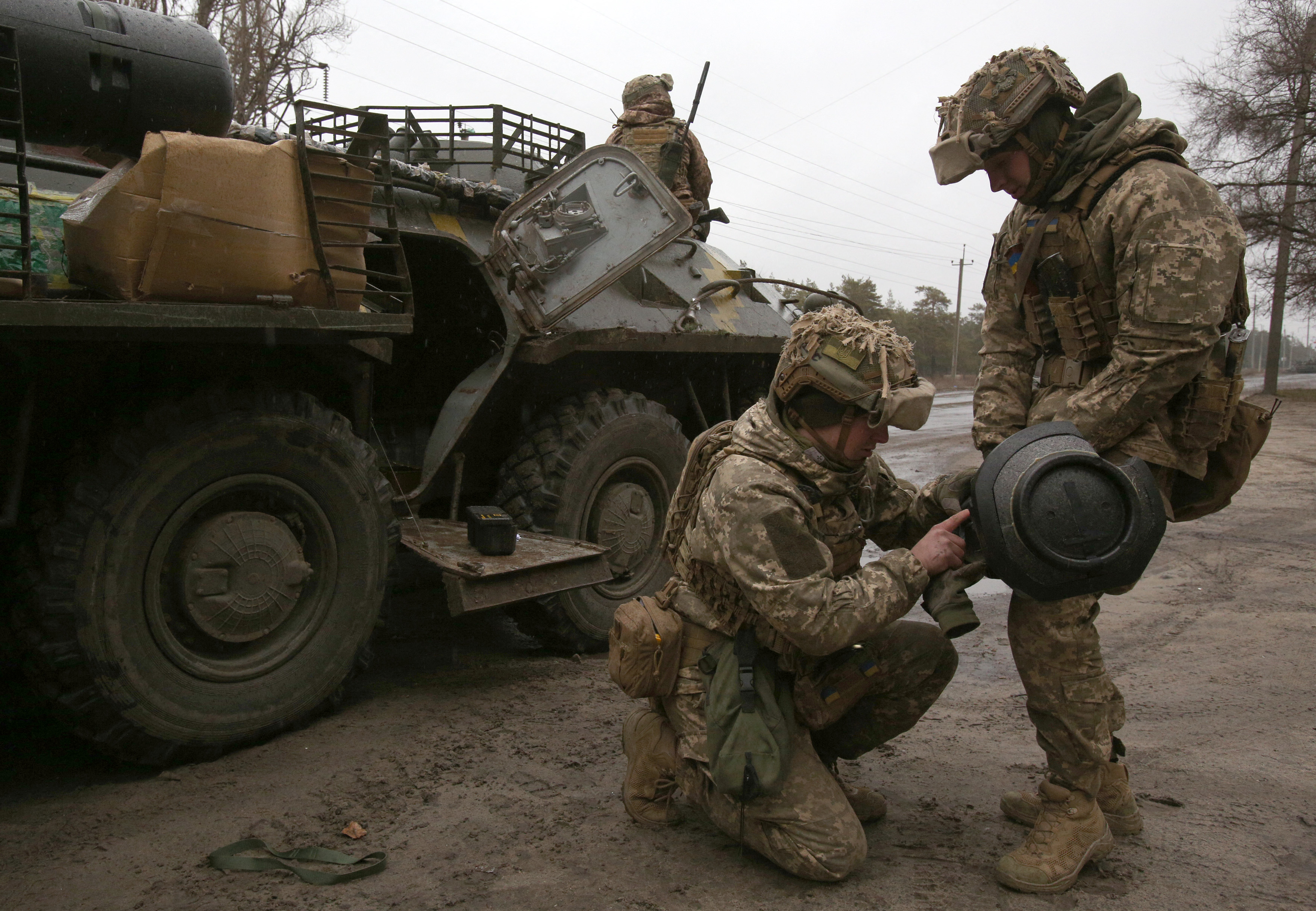 Ukrán katonák készítenek elő egy svéd-brit irányítható rakétát egy támadás előtt a Luhanszkban