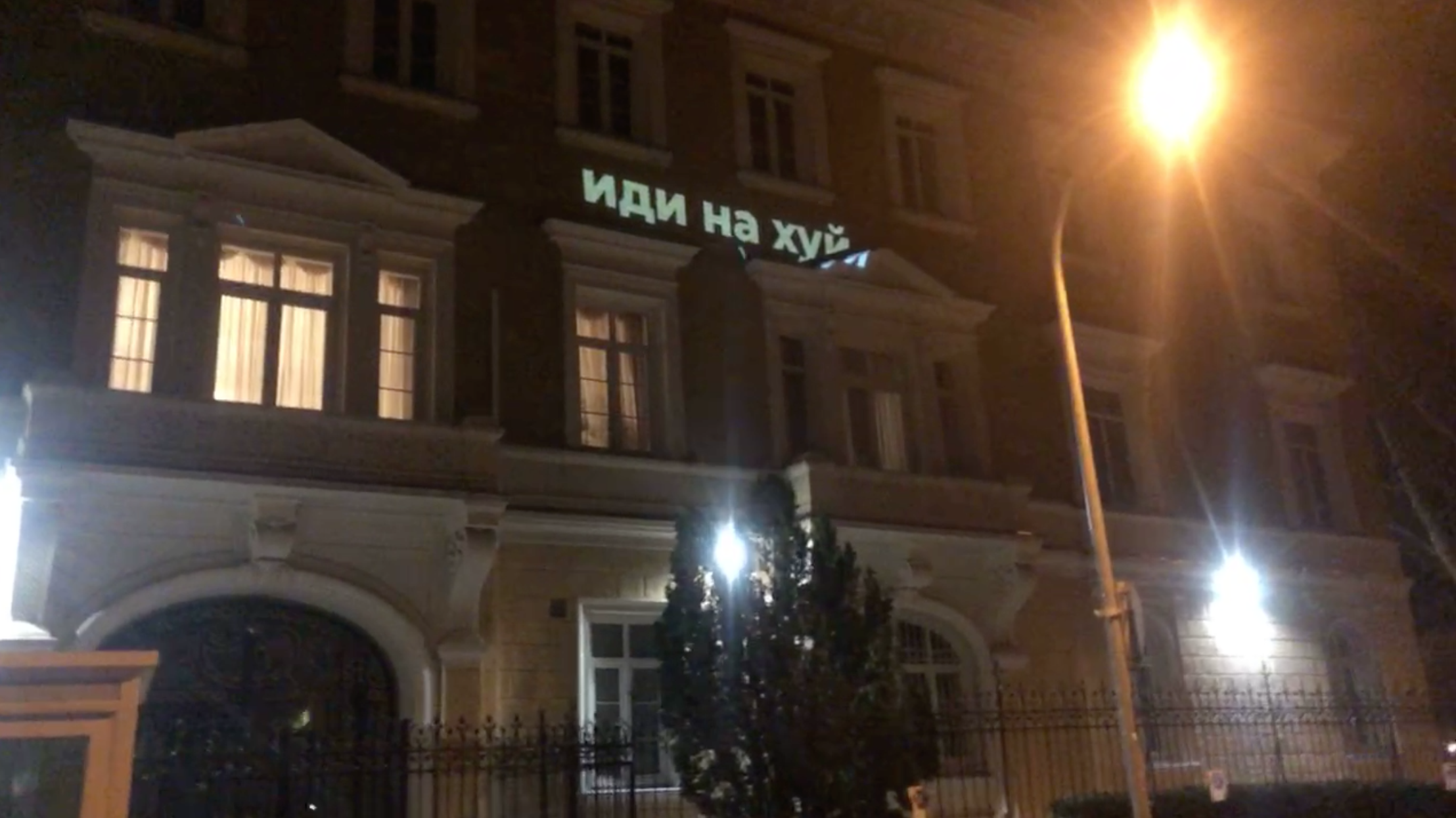 „Menjetek a faszba” feliratot vetített a Kutyapárt az orosz nagykövetség épületére