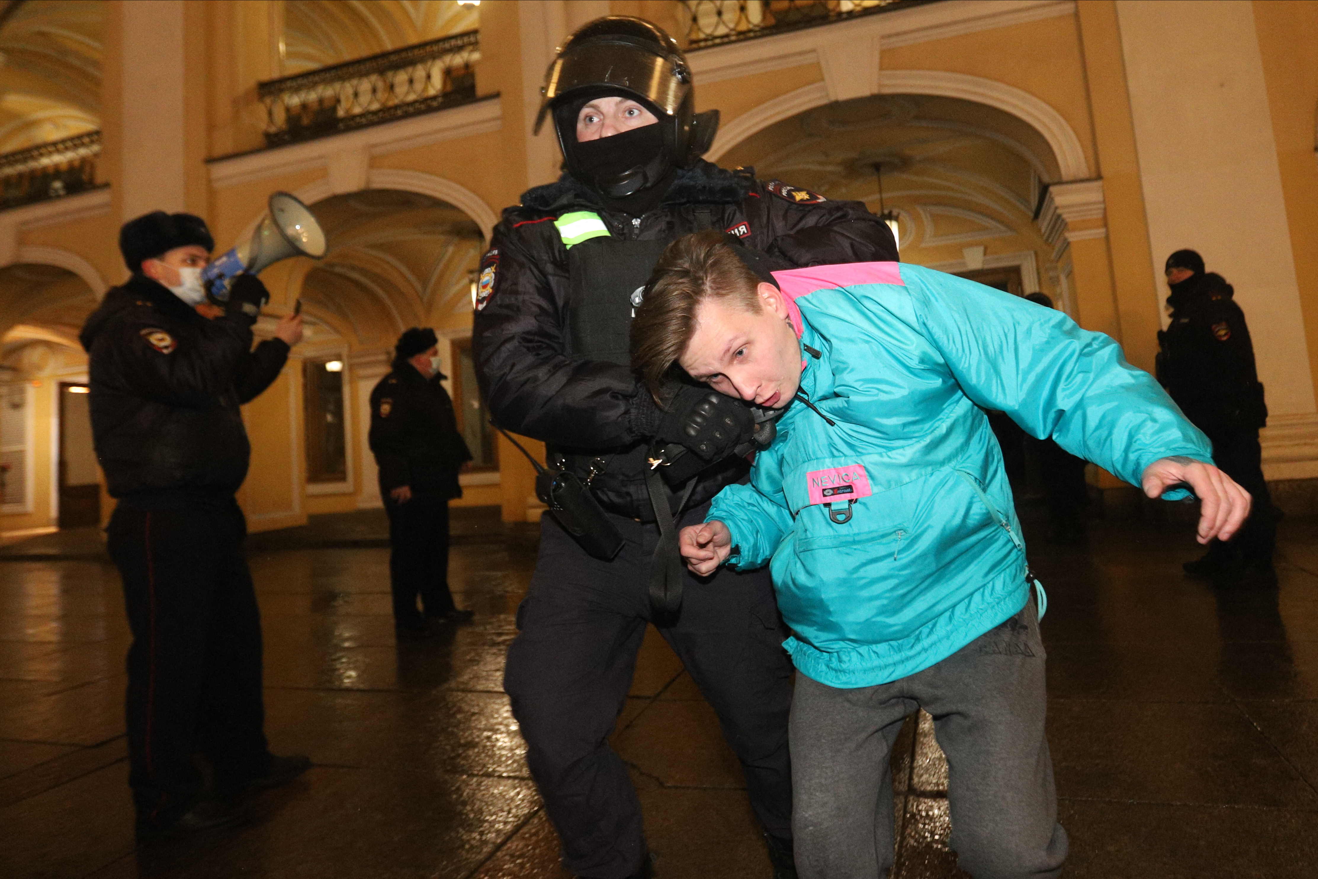 Moszkvában beidéztek a rendőrségre egy hatodikost, aki kérdezni mert az iskolában a háborúról, és azt kiabálta, „Dicsőség Ukrajnának”