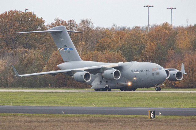 A Nehéz Szállító Ezred egyik, magyar felségjelzésú C17-ese az eindhoveni Air Base EIN futópályáján 2021 augusztusában. A Pápán állomásozó ezred gépei a magyar légierő kötelékébe tartoznak.