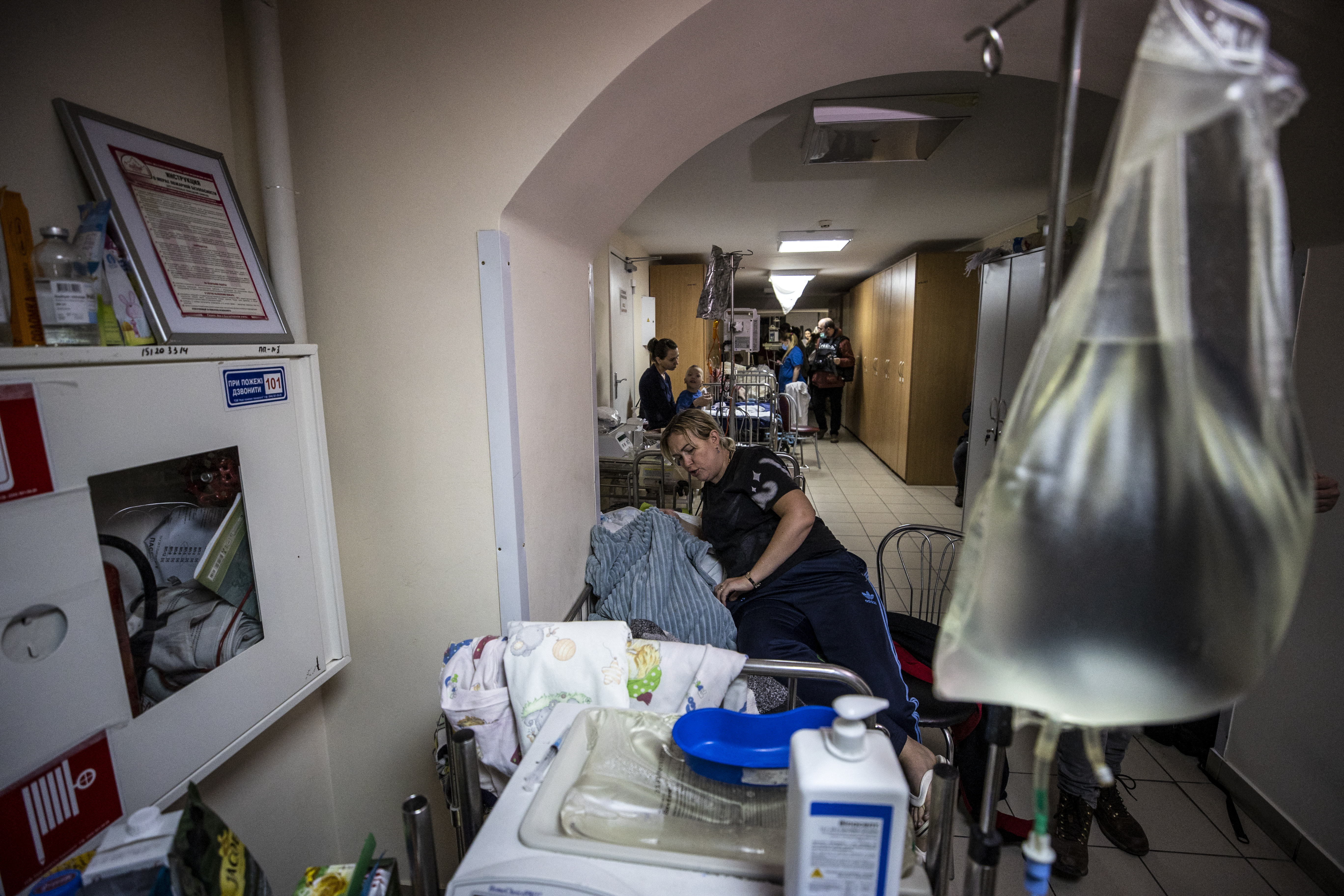 Az ostrom alatt álló Kijev egyik gyerekkórházában az alagsorba szállították át a rákos megbetegedéssel diagnosztizált, kezelés alatt álló gyerekeket 2022. február 28-án.