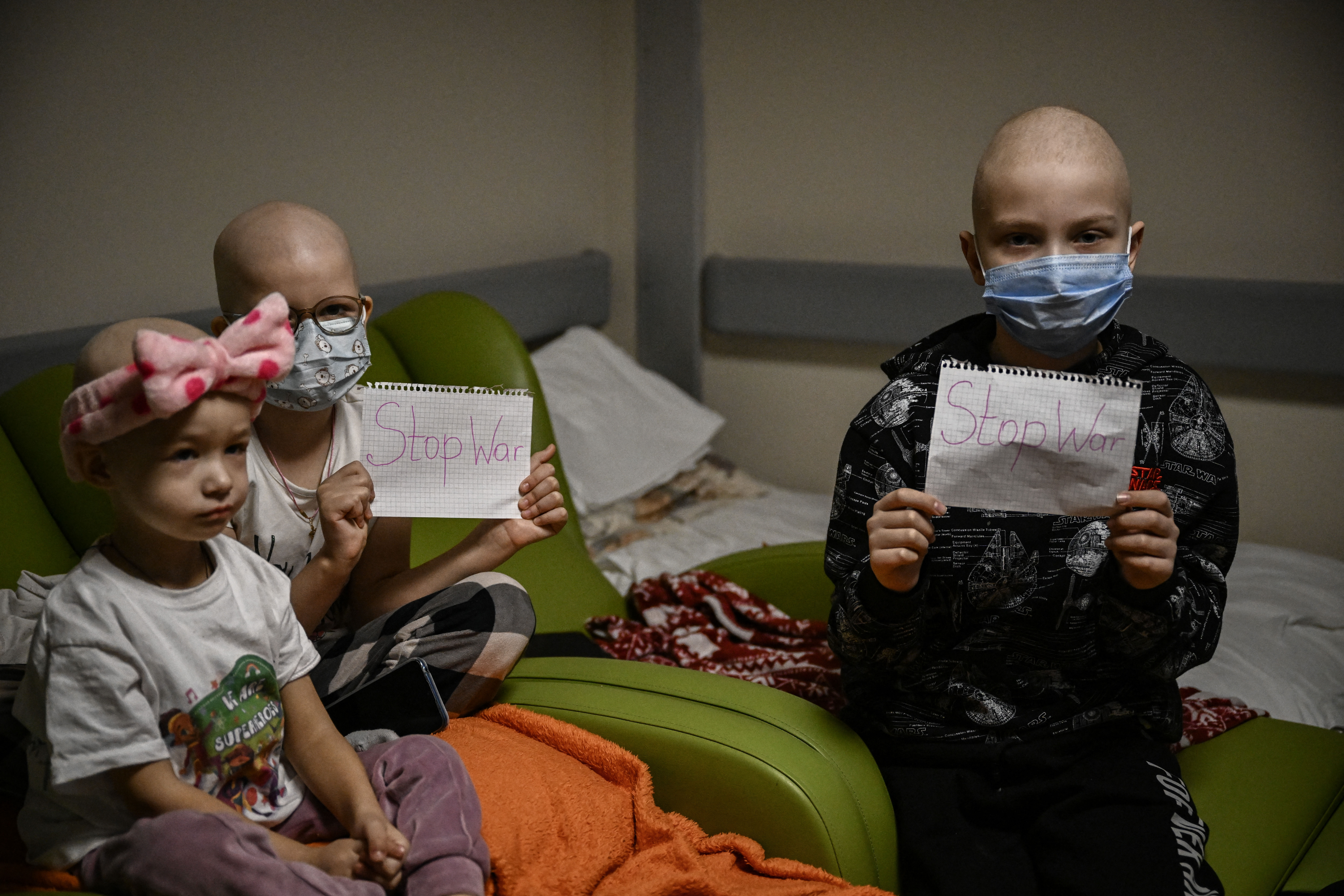 Gyerekek az egyik kijevi onkológiai központ óvóhelyén 2022. február 28-án.