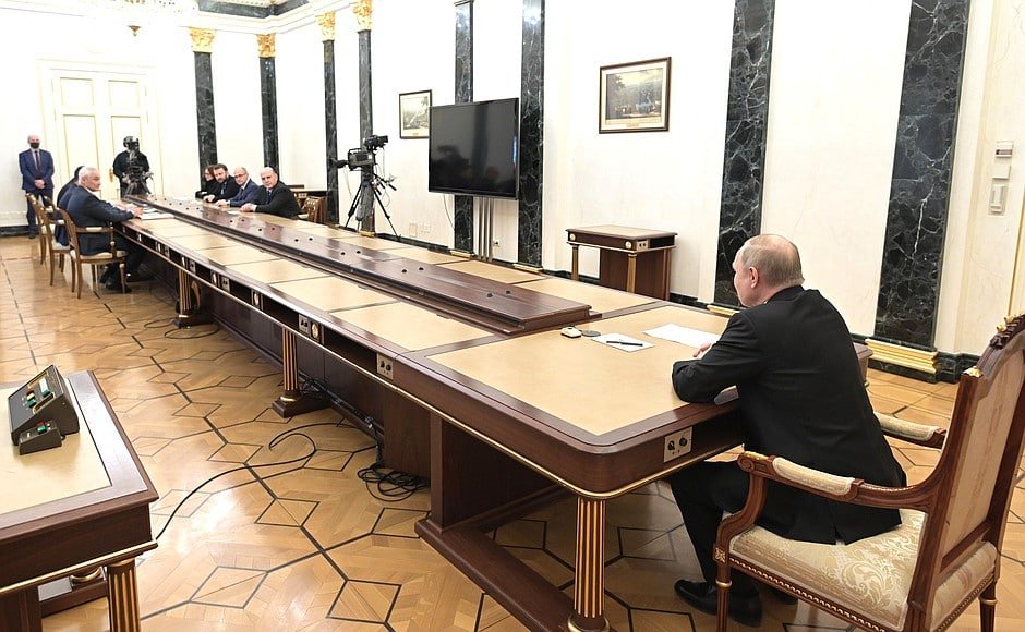 Nyugtalanító félmosollyal nézte gazdasági tanácsadóit Putyin a mai vésztanácskozáson
