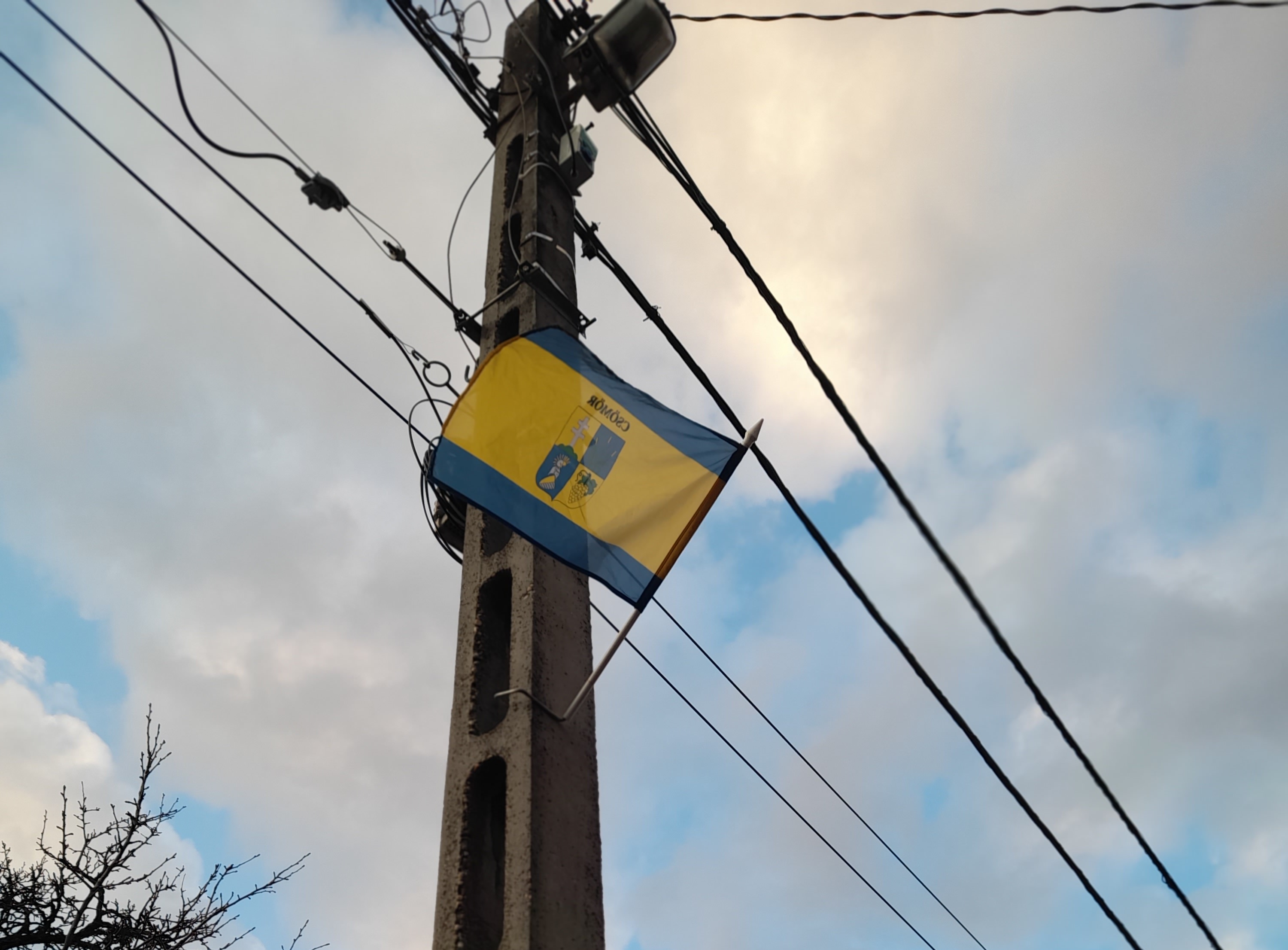 Csömör főútját kék-sárgába öltöztették Ukrajna iránti szolidaritásból