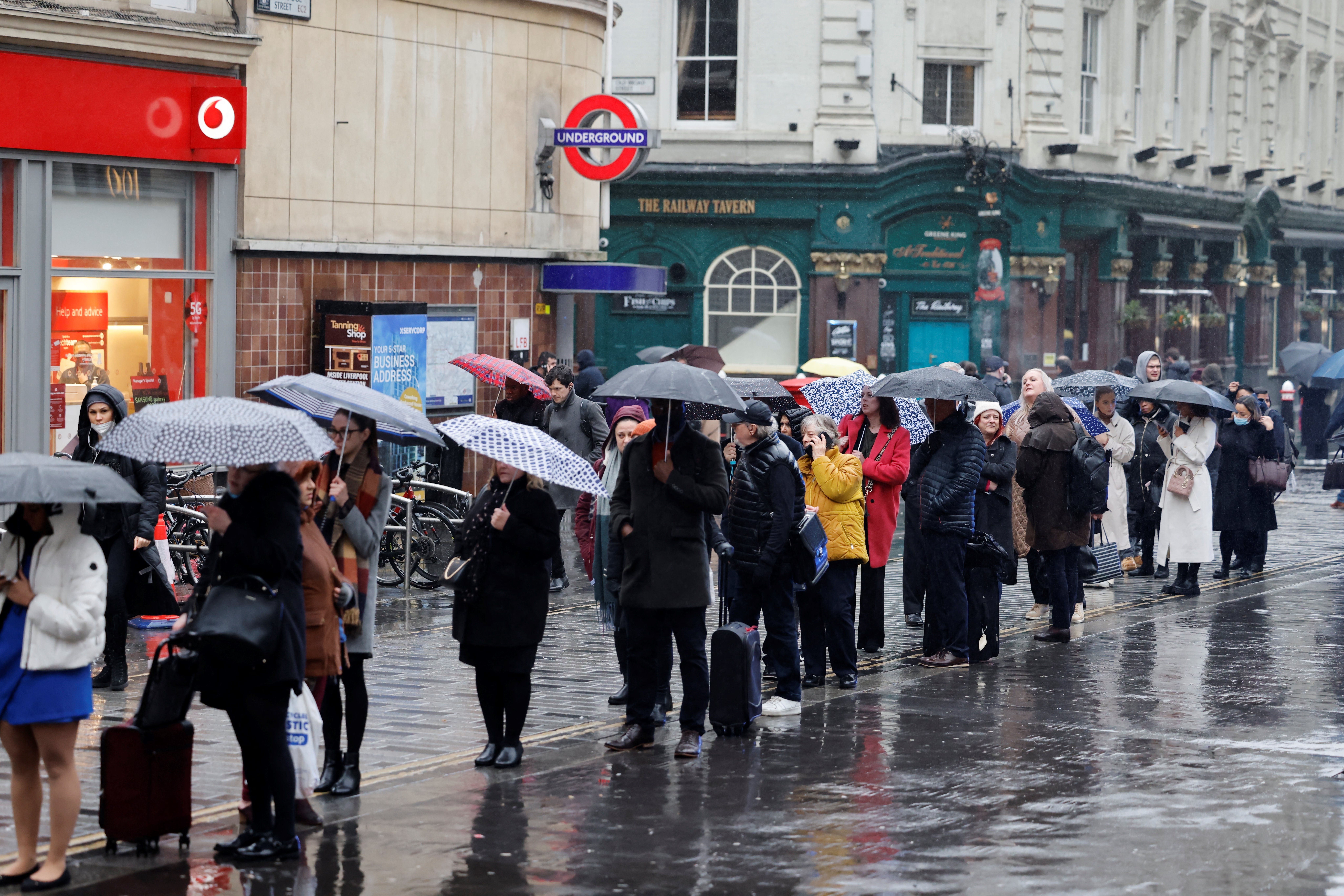 Leállt a londoni metró, több ezer dolgozó sztrájkol