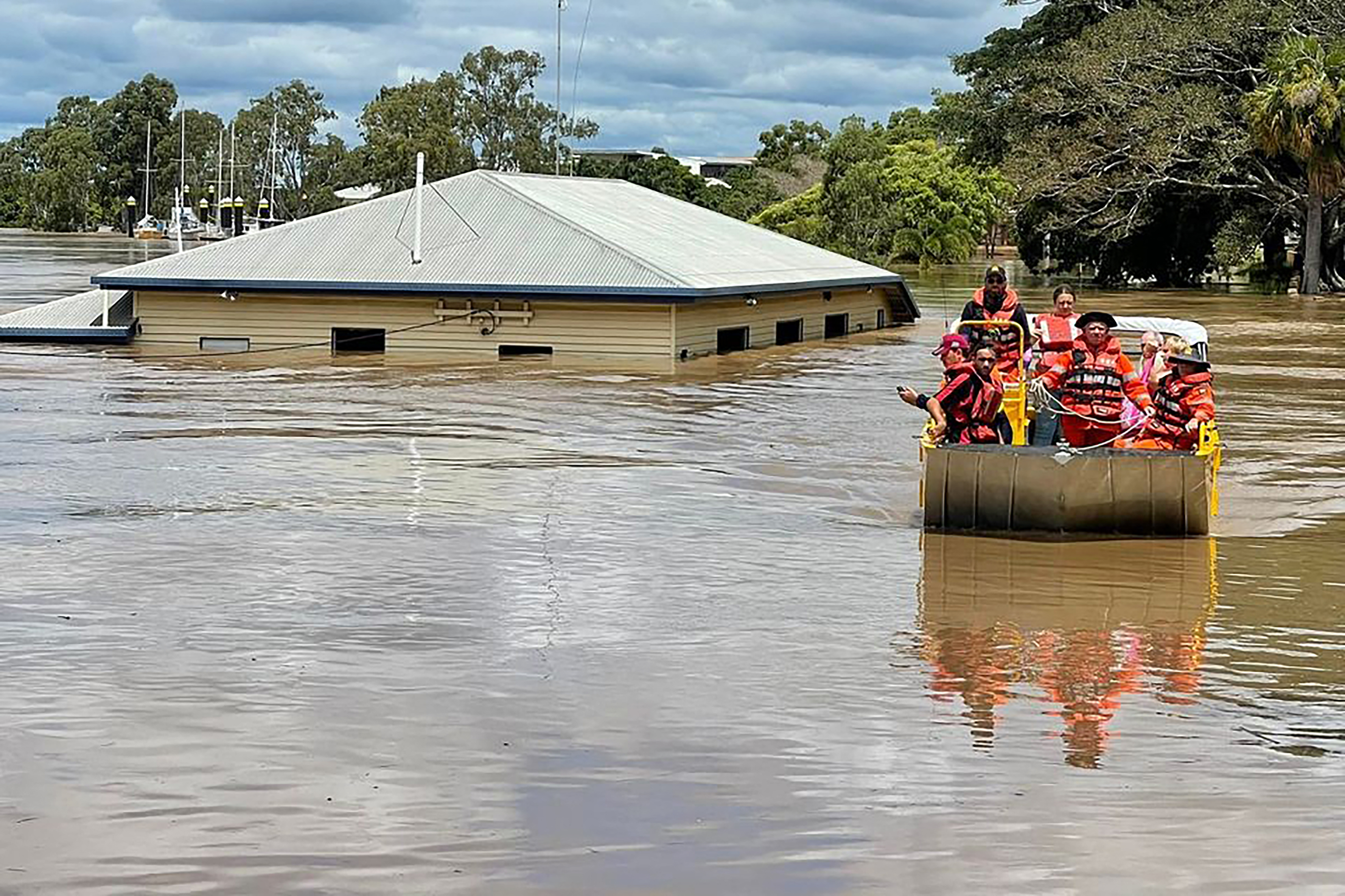 Tízezreket evakuáltak Ausztráliában az árvíz miatt, Brisbane-ben 3 nap alatt leesett az éves csapadékmennyiség 80 százaléka