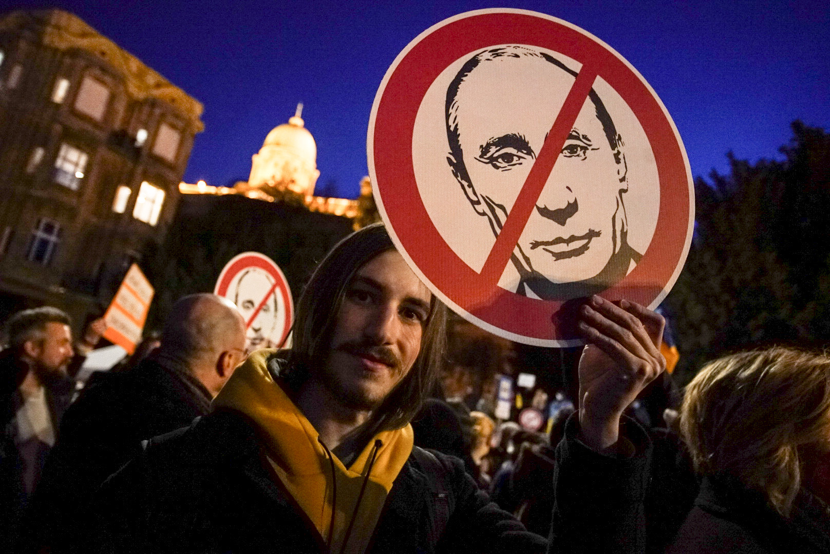 Magyar nagybefektetők hagyták ott Putyin nemzetközi bankját
