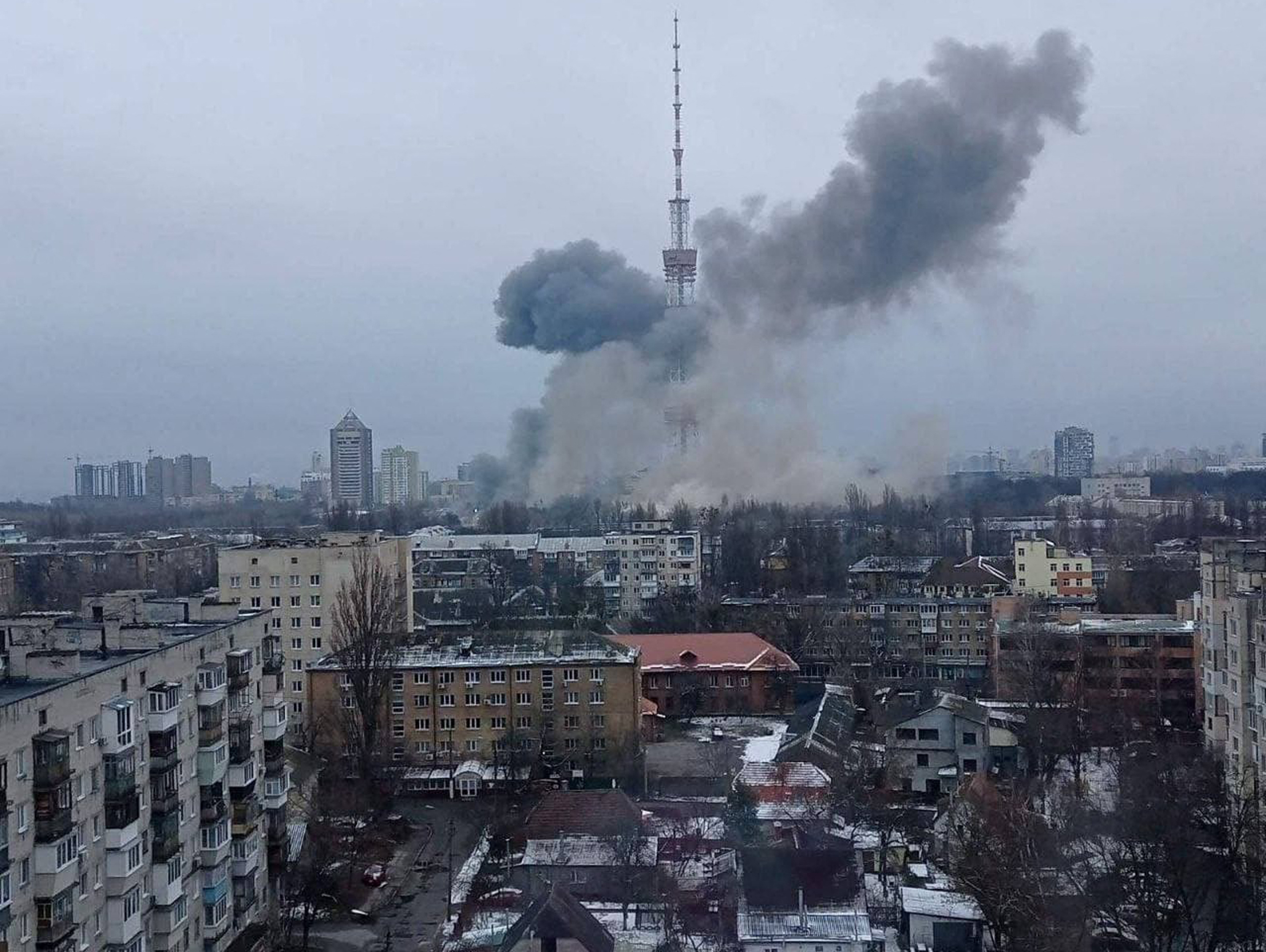 A kijevi holokauszt emlékezetközpontnál is gyilkolt a hétfői orosz rakétatámadás