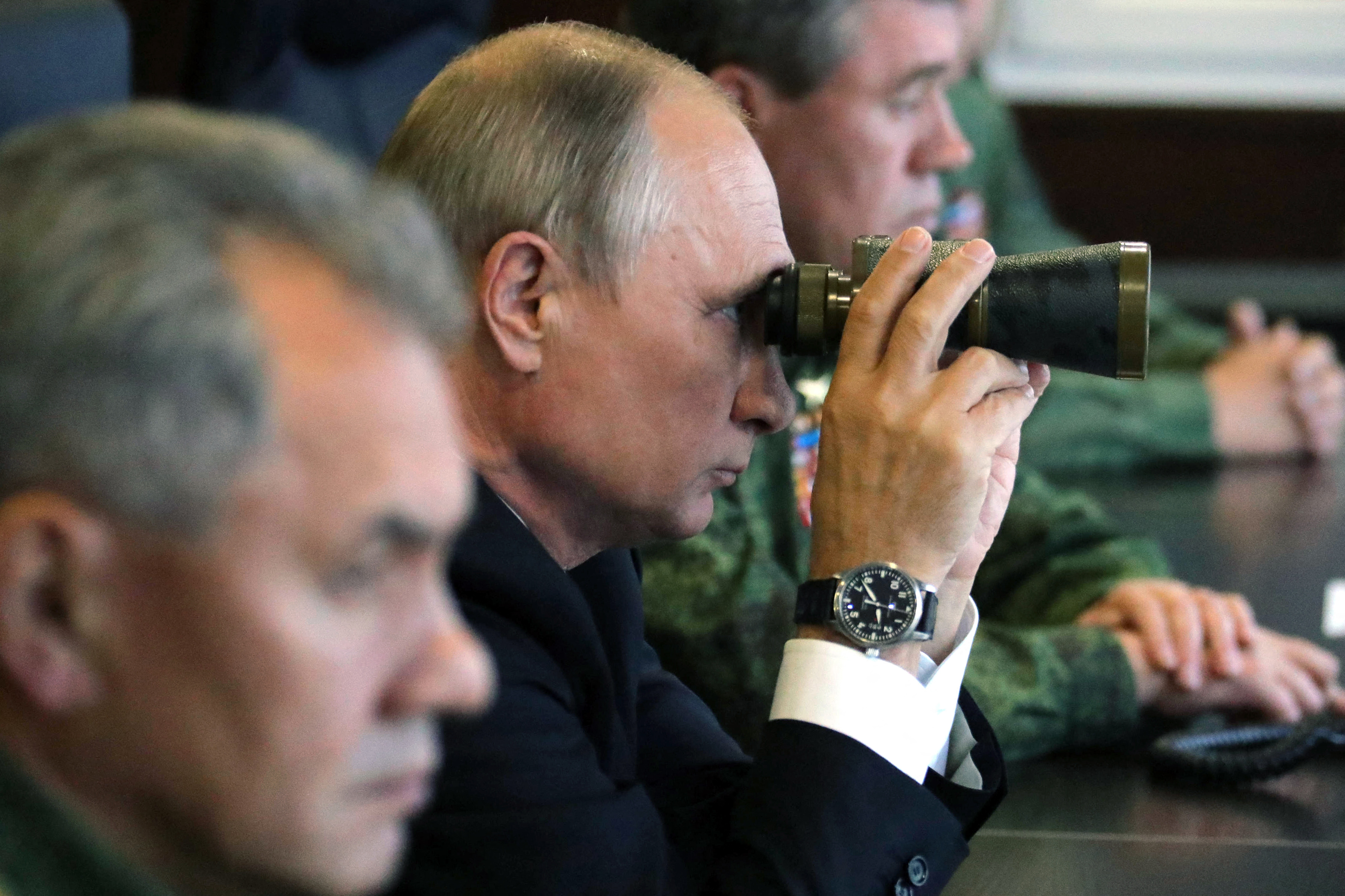 Putyinnak nincs egy olyan gombja, amivel közvetlenül atomrakétákat tudna kilőni