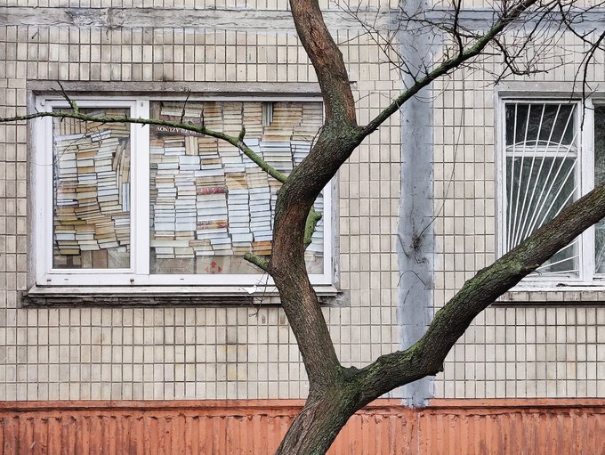 Lev Sevcsenko városkutató könyvekkel barikádozta el lakásának ablakát Kijev bombázása alatt
