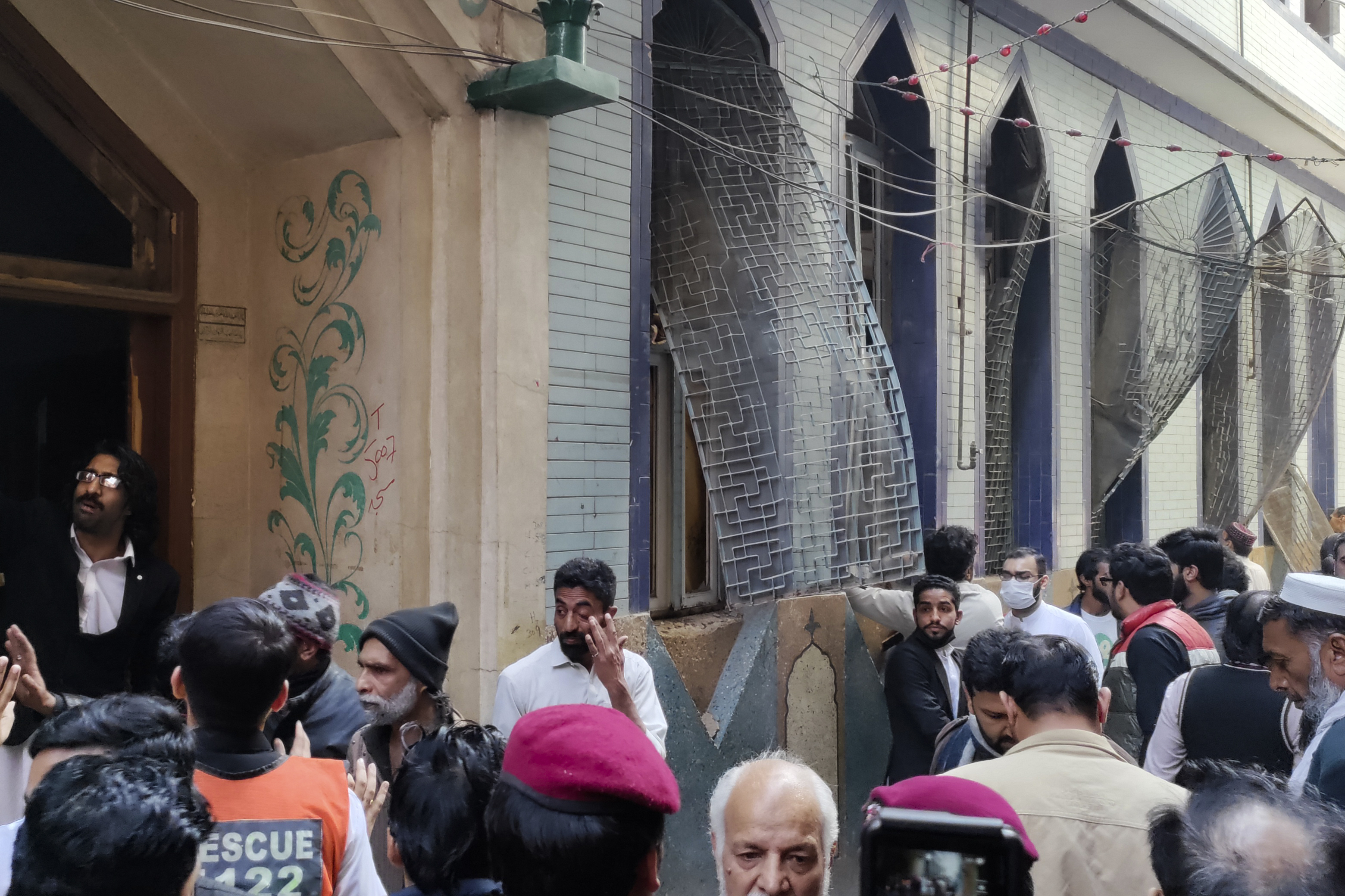 Öngyilkos merénylő robbantott egy mecsetben, a pakisztáni Peshawarban