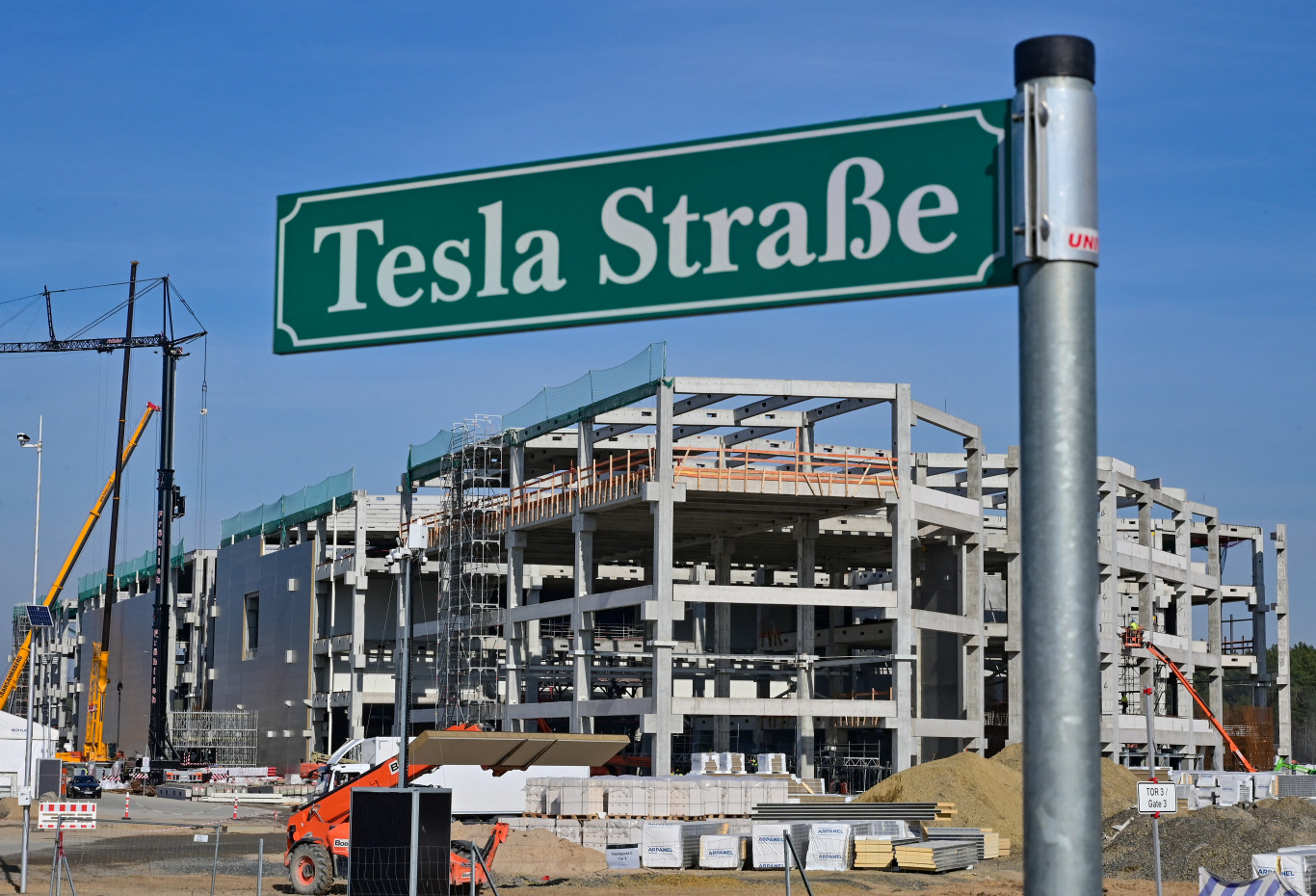 Szélsőbaloldali csoport állítólagos gyújtogatása miatt állt le a termelés a Tesla Berlin melletti gyárában