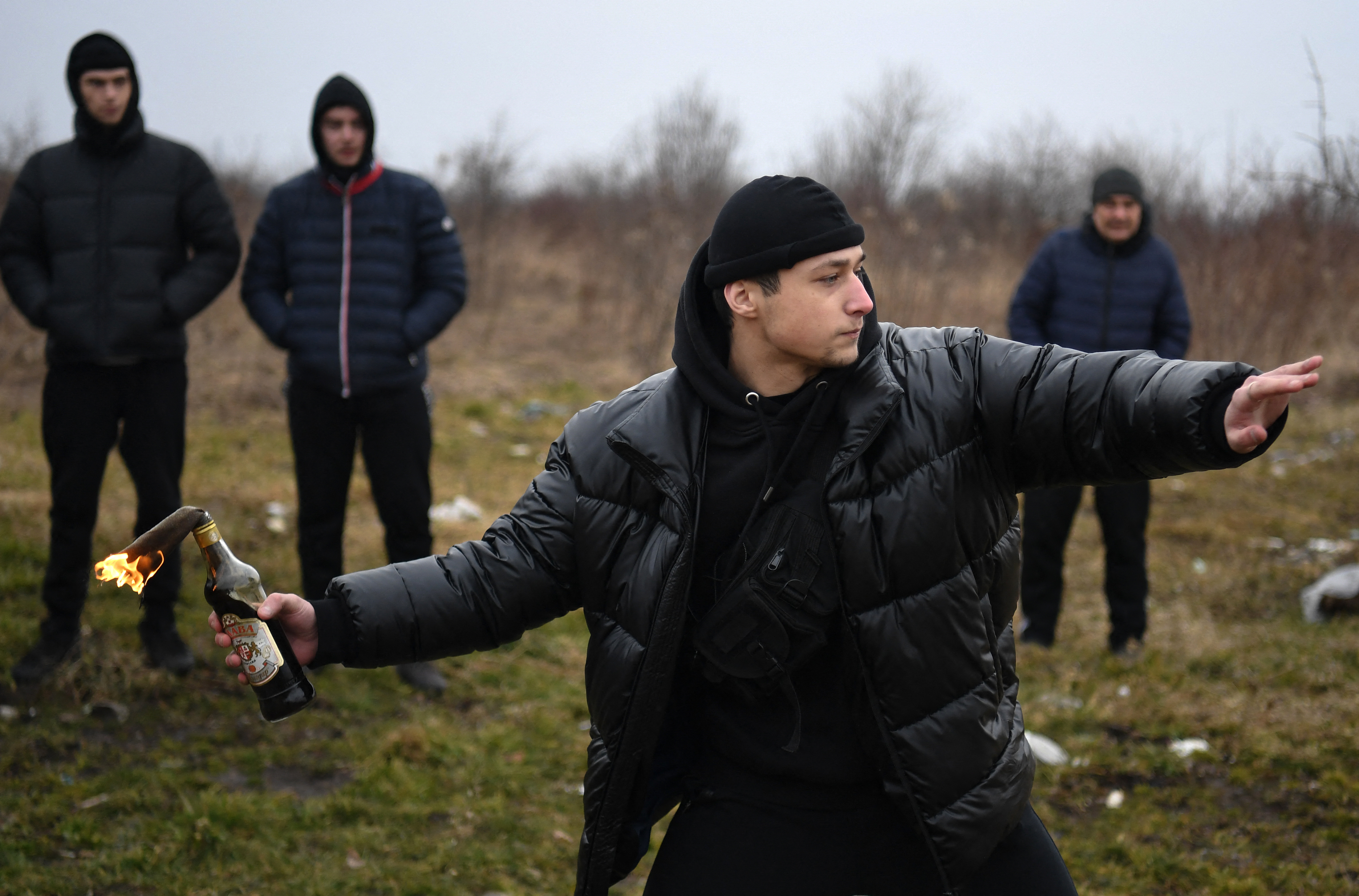 Civilek gyakorolnak Molotov-koktélokkal, Lviv mellett, március 4-én.