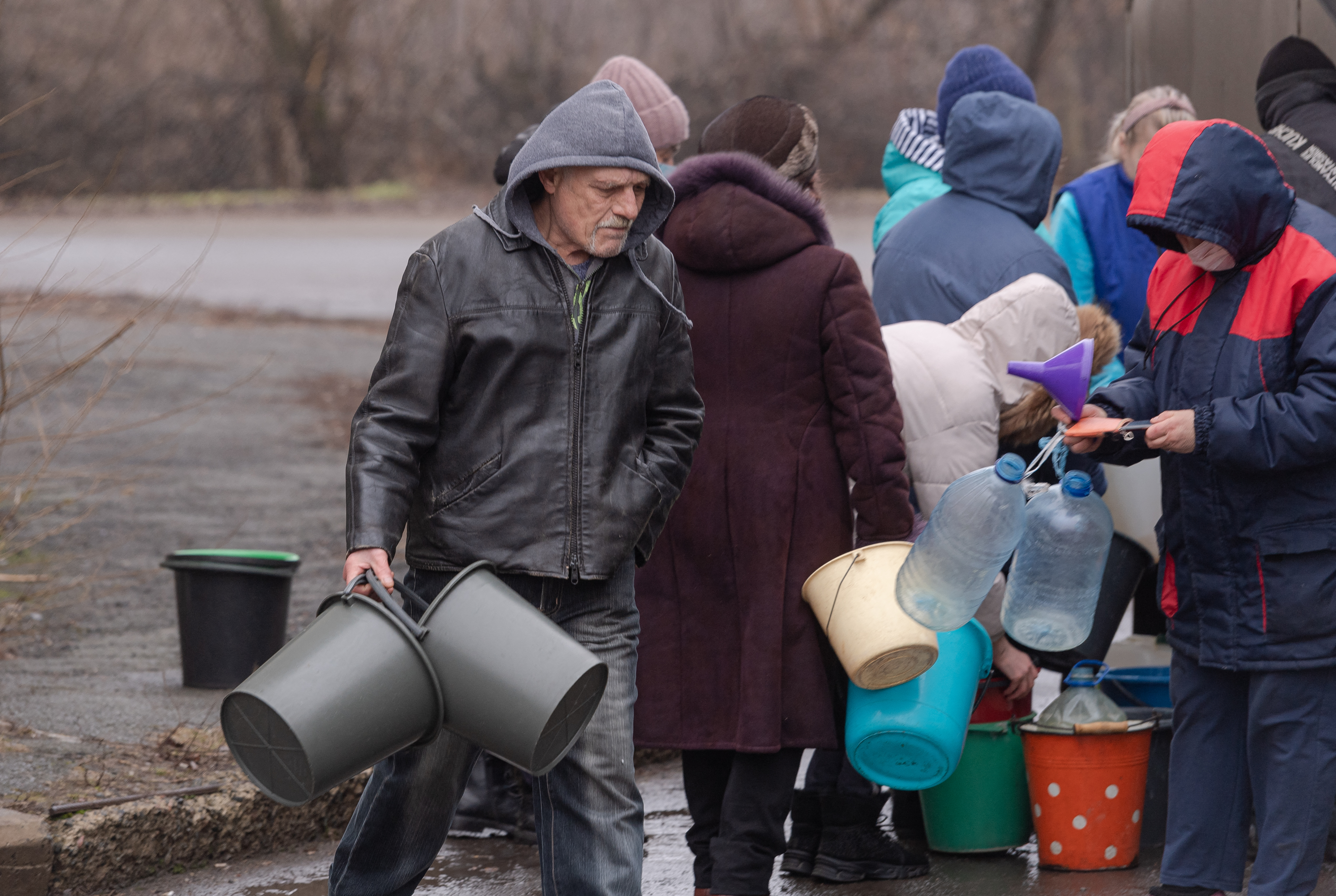 Humanitárius katasztrófa fenyeget a blokád alá vont Mariupolban