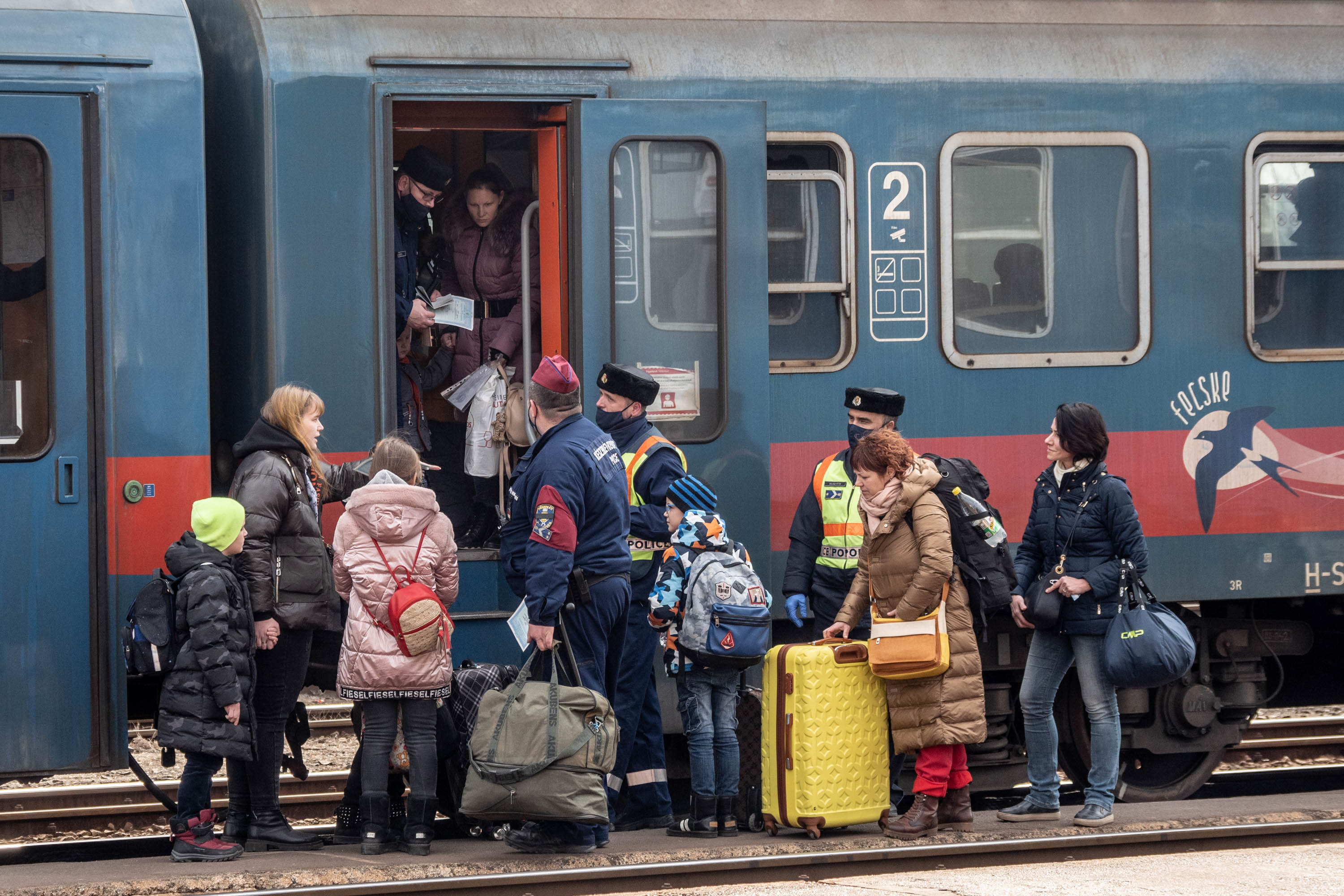 Vasárnap 4006 ember menekült Magyarországra