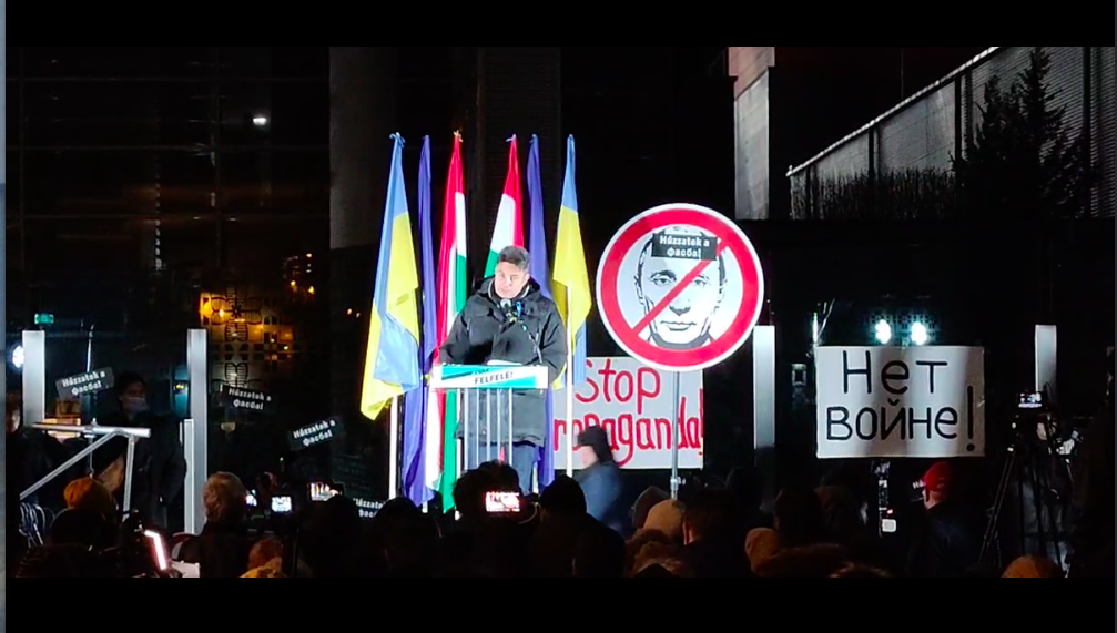 A közmédia Putyin-párti propagandája ellen tüntet az ellenzék az MTVA előtt