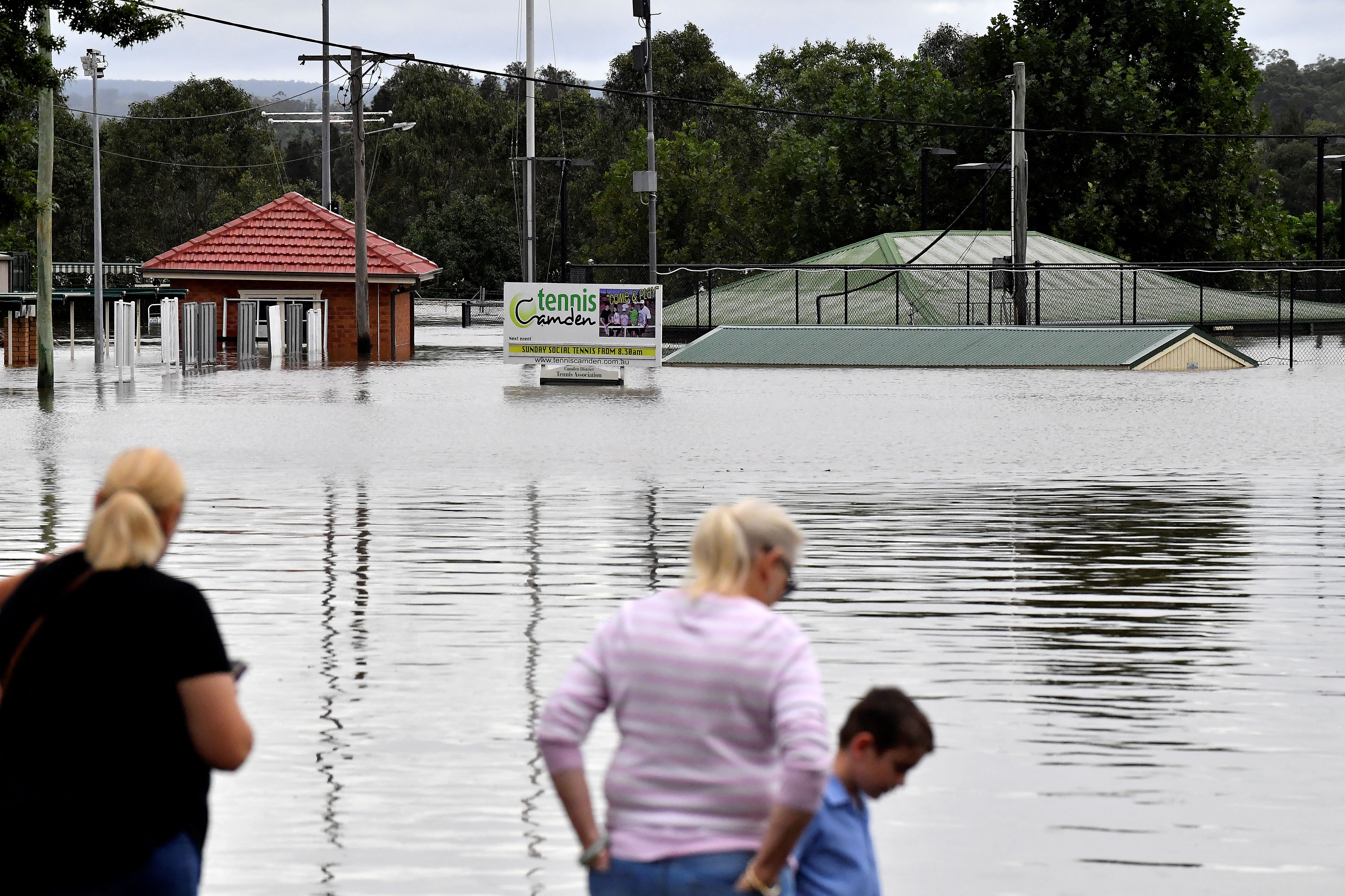 Az áradások miatt tízezreket evakuáltak Sydney-ben
