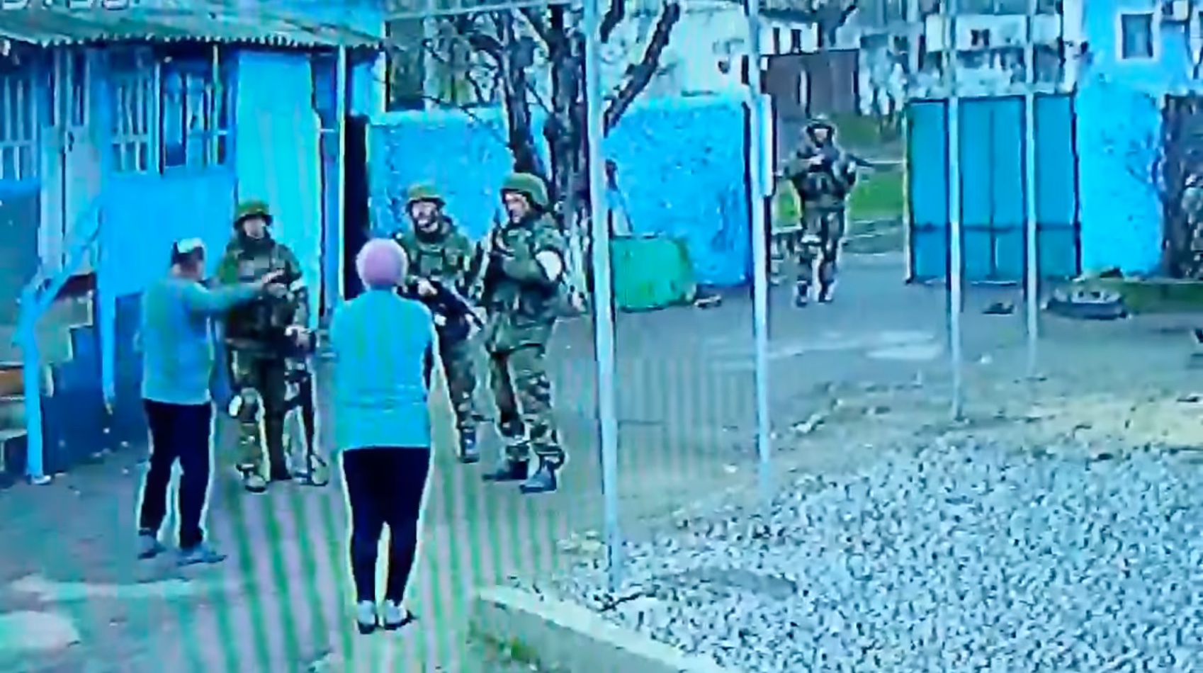 2 rettentően feldühödött nyugdíjas szabályosan elkergetett a háza udvaráról 4 állig felfegyverzett orosz katonát