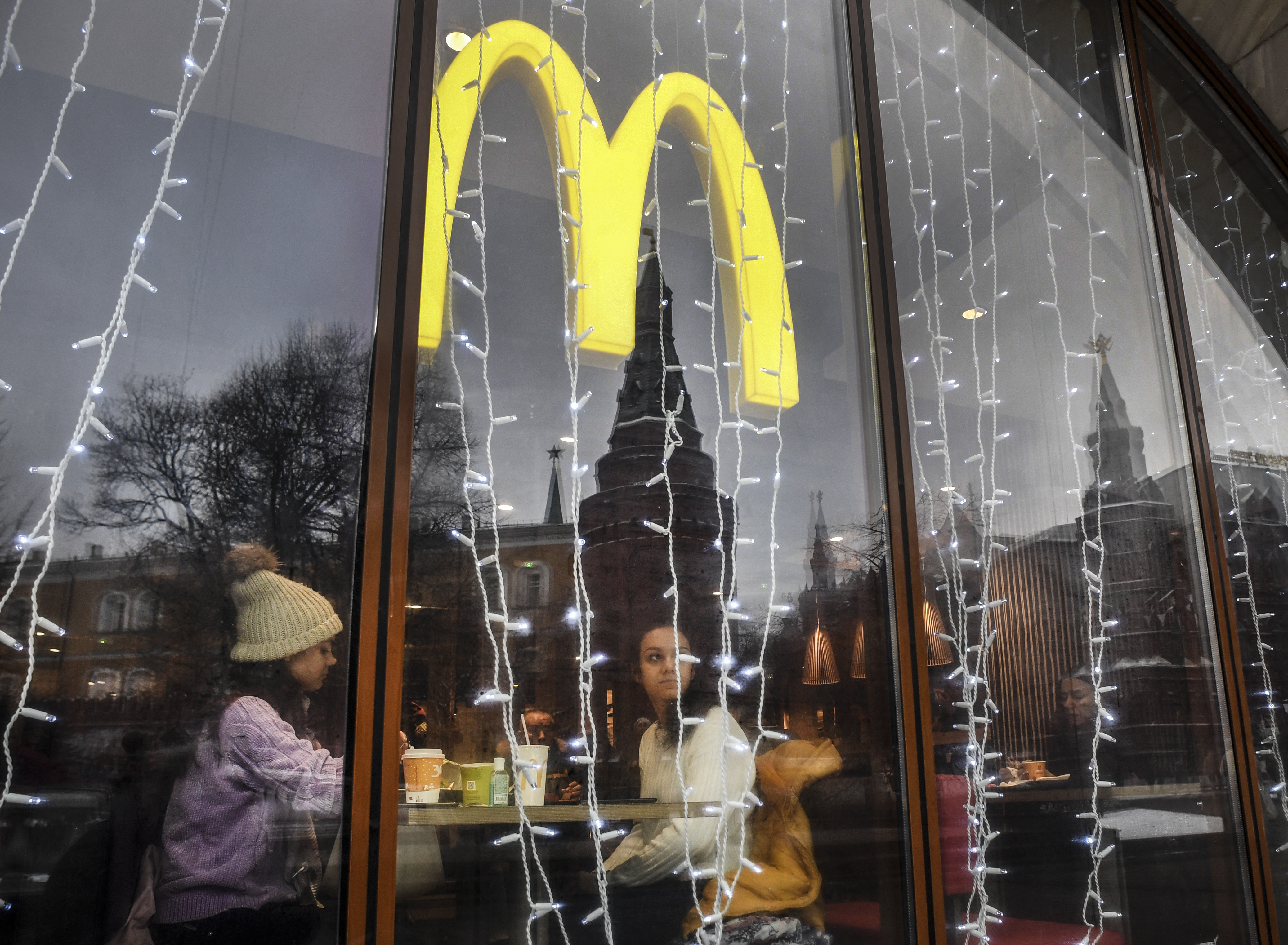 Átmenetileg az összes éttermét bezárja a McDonald's Oroszországban