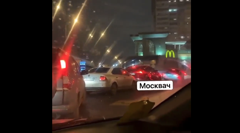 Hosszú, kígyózó sorok Moszkvában a bezárás előtt álló McDonald's-ok előtt
