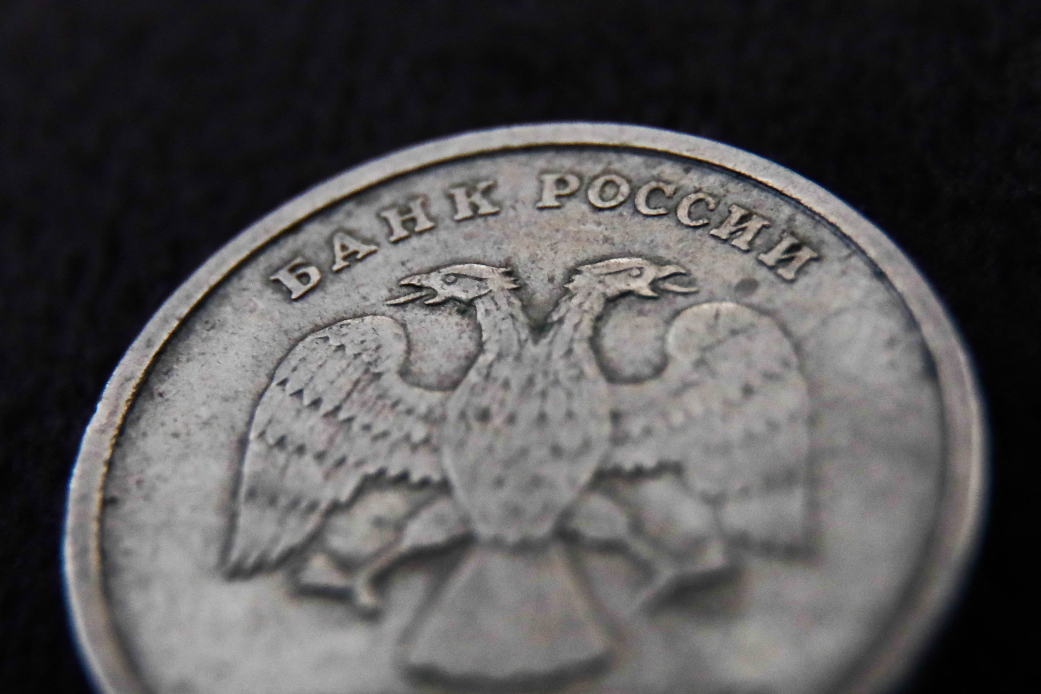 Felfüggesztik a külföldi valuták értékesítését Oroszországban