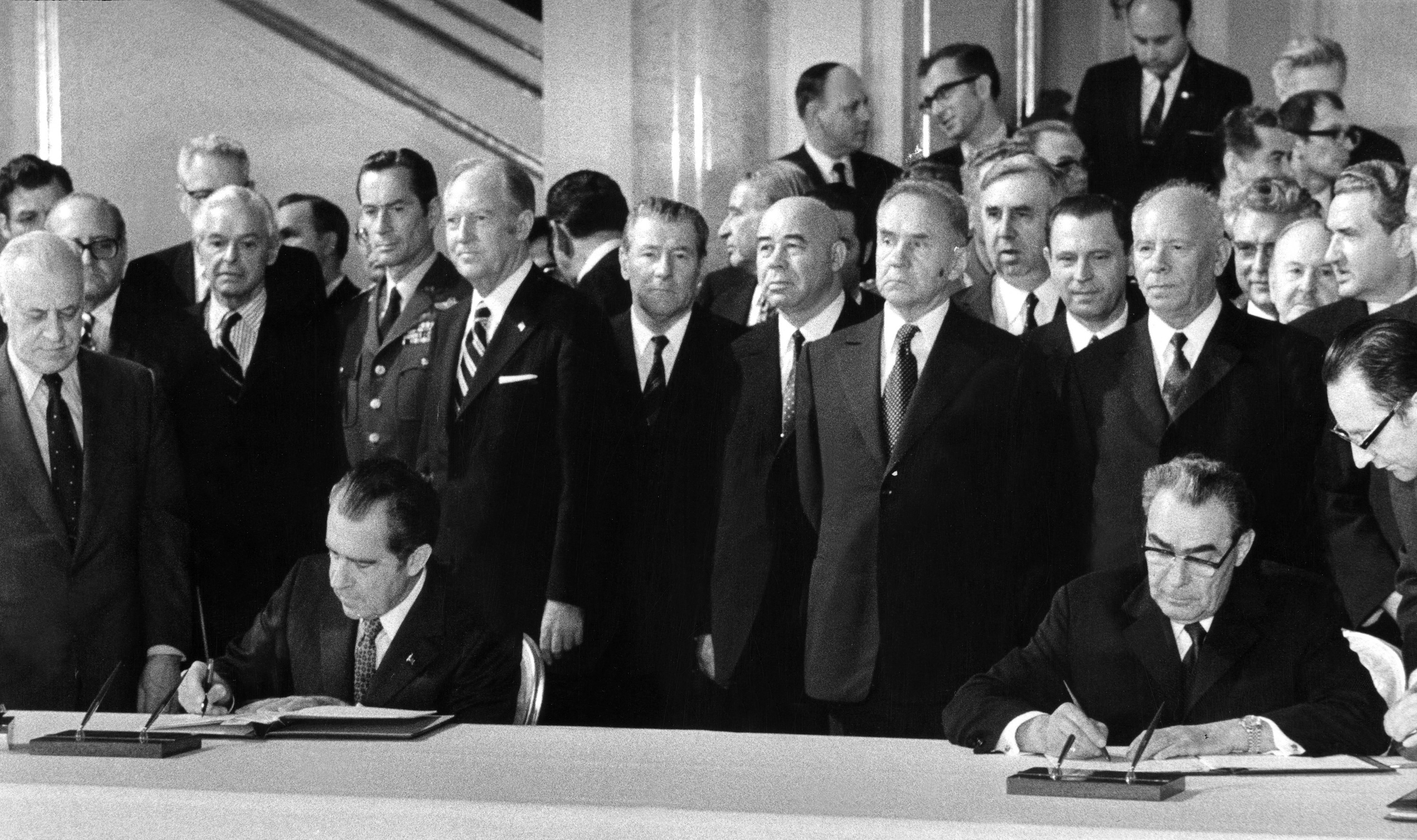 Richard Nixon amerikai elnök (balra) és Leonyid Brezsnyev szovjet pártfőtitkár aláírja a SALT I egyezményt 1972. május 26-án a Kremlben
