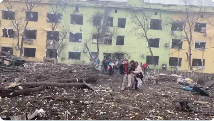 Az oroszok lebombázták a mariupoli szülészeti klinikát