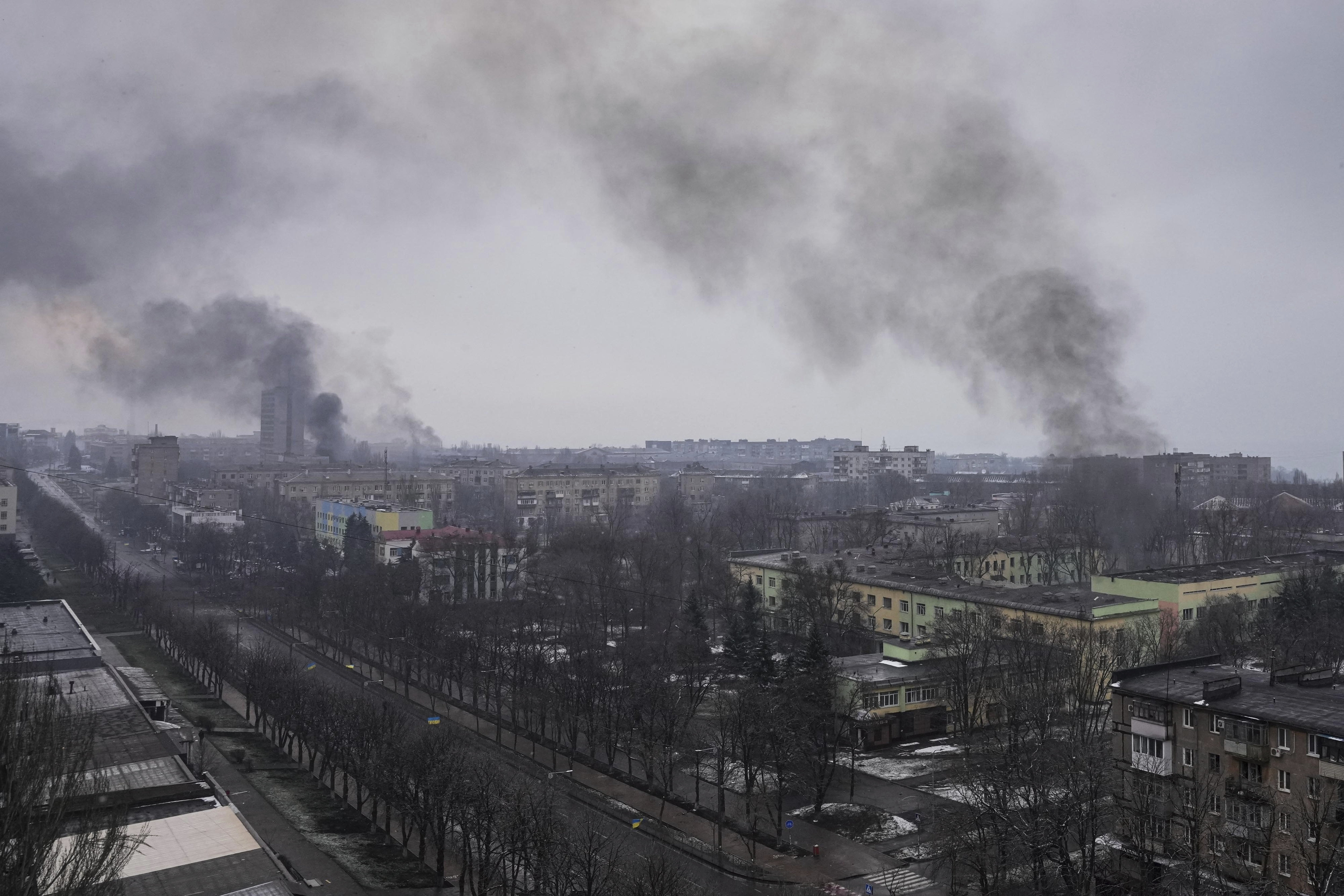 Füst száll fel egy tüzérségi támadás után Mariupolban március 9-én.