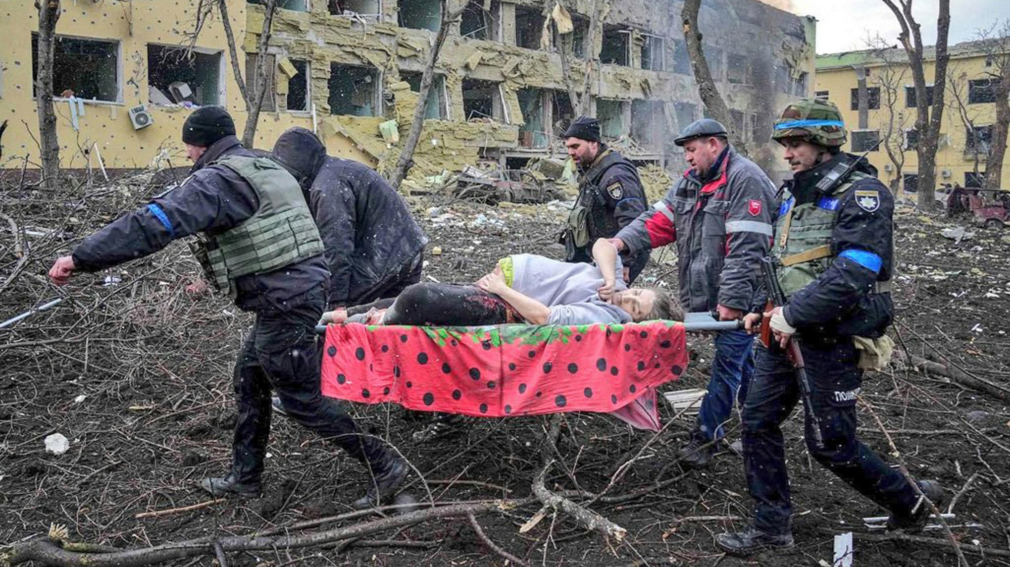 A lebombázott mariupoli szülészeti klinikáról készült az év sajtófotója