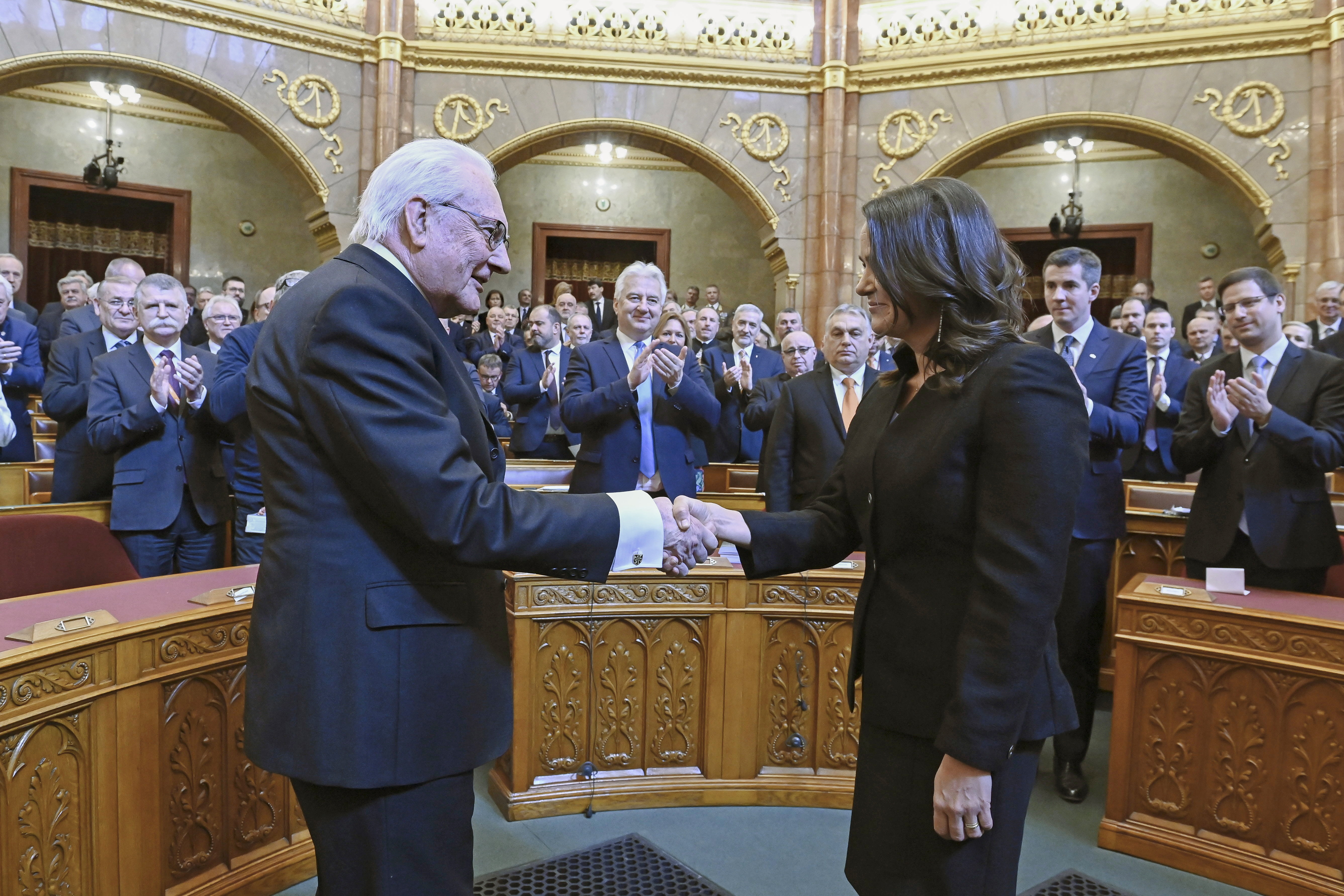 Róna Péter, az ellenzéki frakciók köztársaságielnök-jelöltje gratulál Novák Katalin megválasztott köztársasági elnöknek az Országgyűlés plenáris ülésén 2022. március 10-én