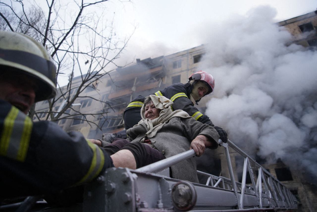 Kilencemeletes tömbházat lőttek az oroszok Kijevben, a lángokból menekítették az embereket