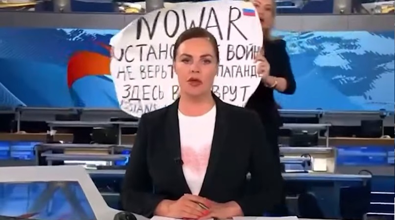 Háborúellenes felirattal rohant be egy nő a legnagyobb orosz tévé híradójába