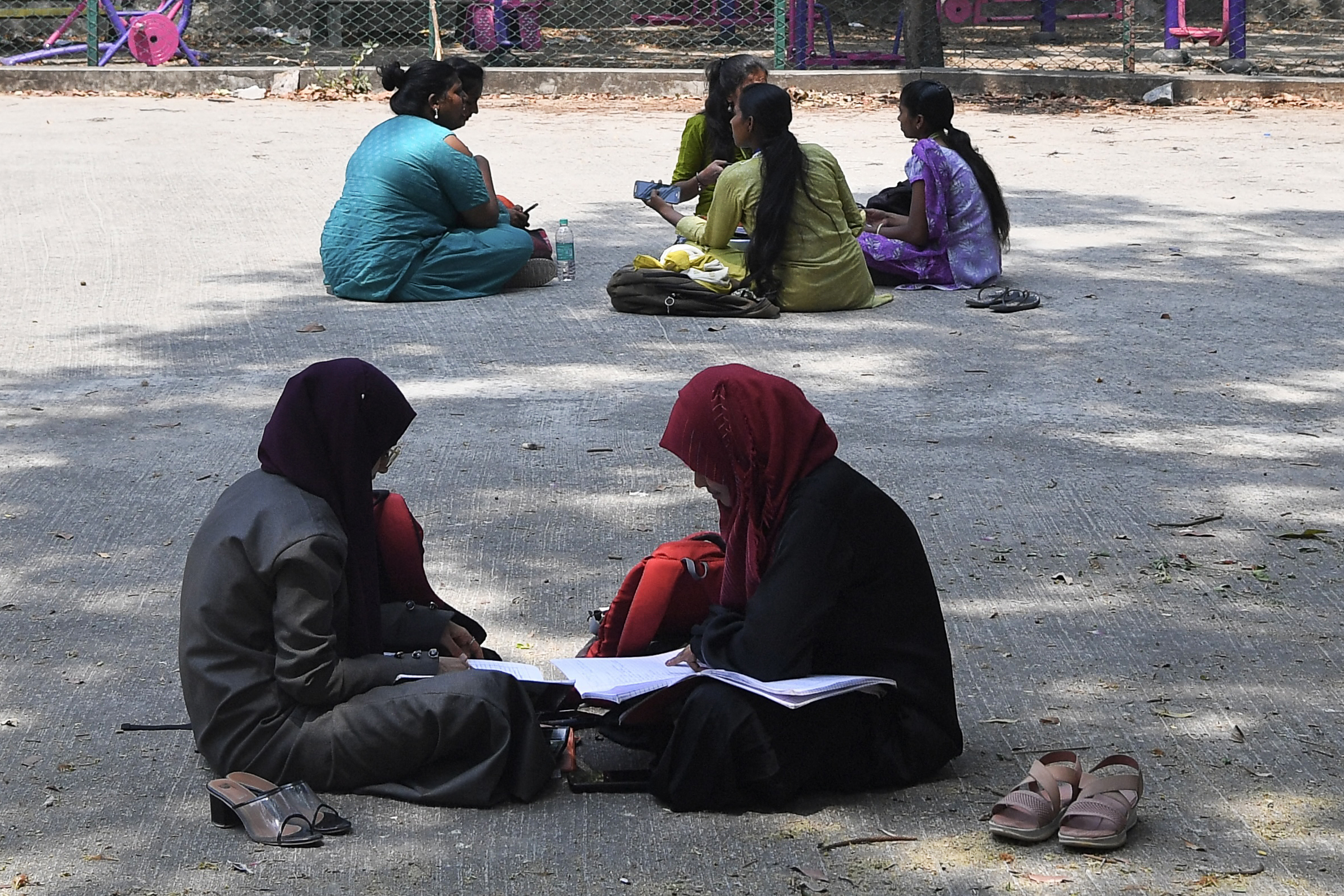 Egy indiai bíróság szerint tiltható a hidzsáb viselése az iskolákban