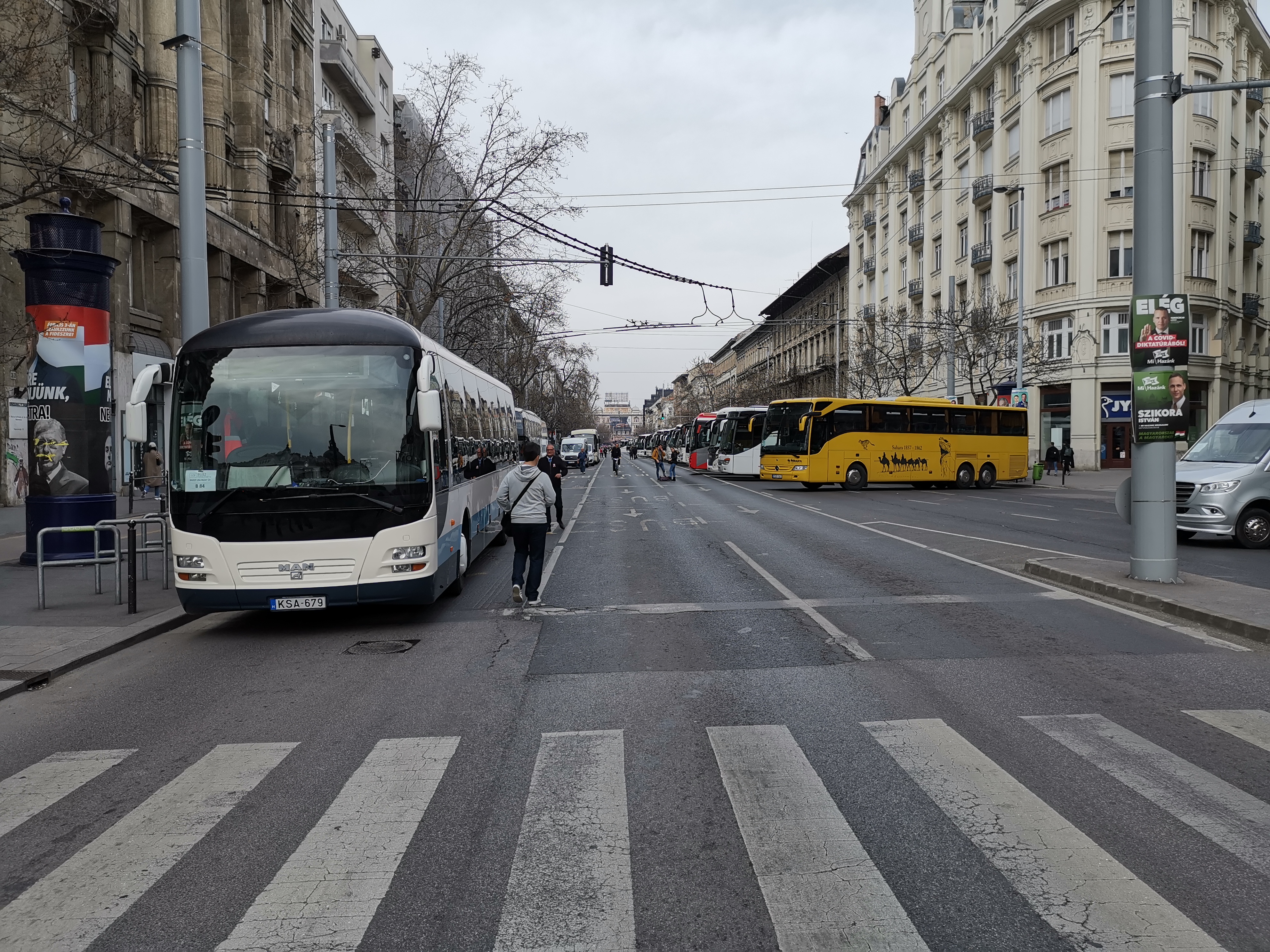 Megszámoltuk: 196 békemenetes busz sorakozik a Bajcsy-Zsilinszky úton