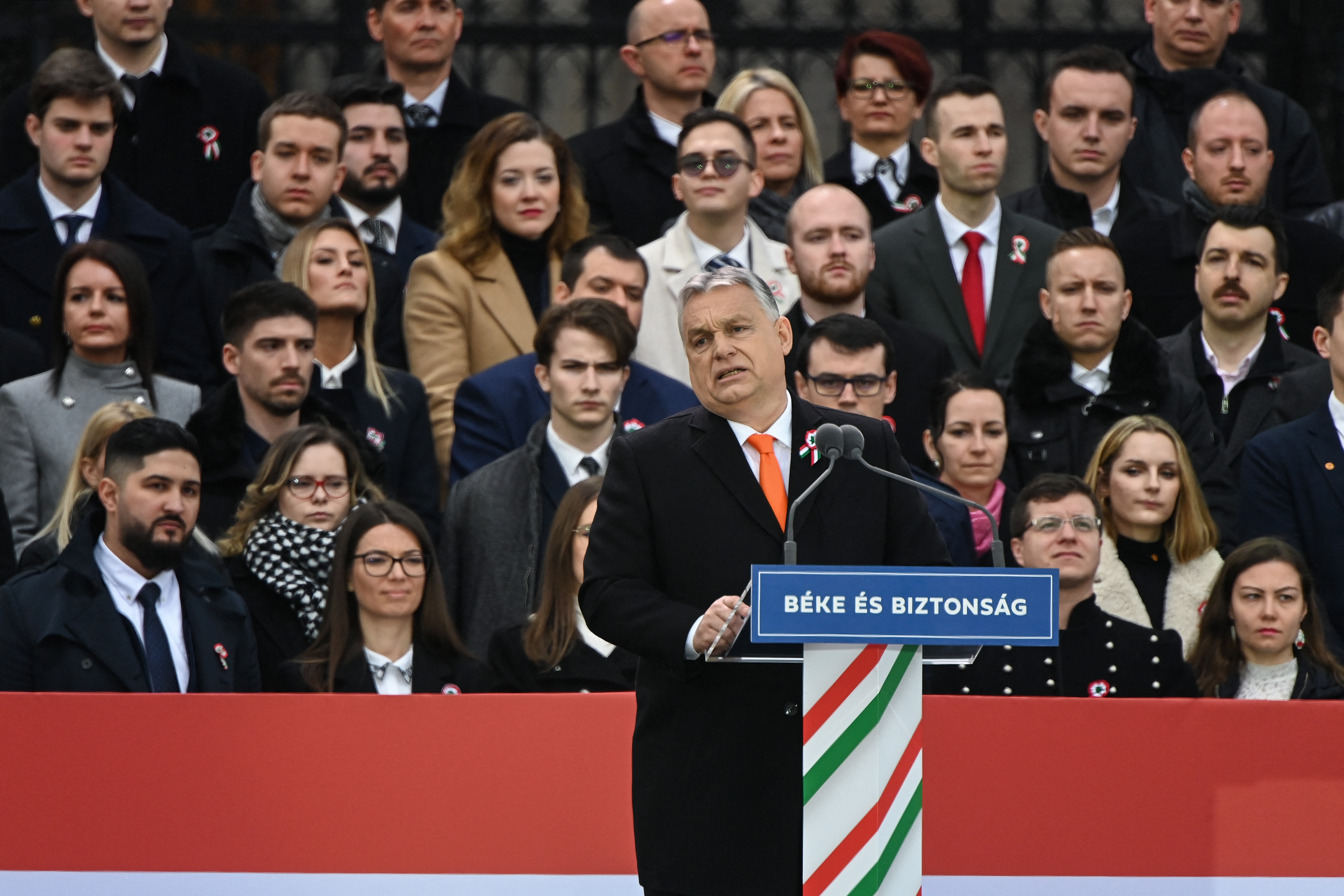Orbán teljes semlegességet hirdetett