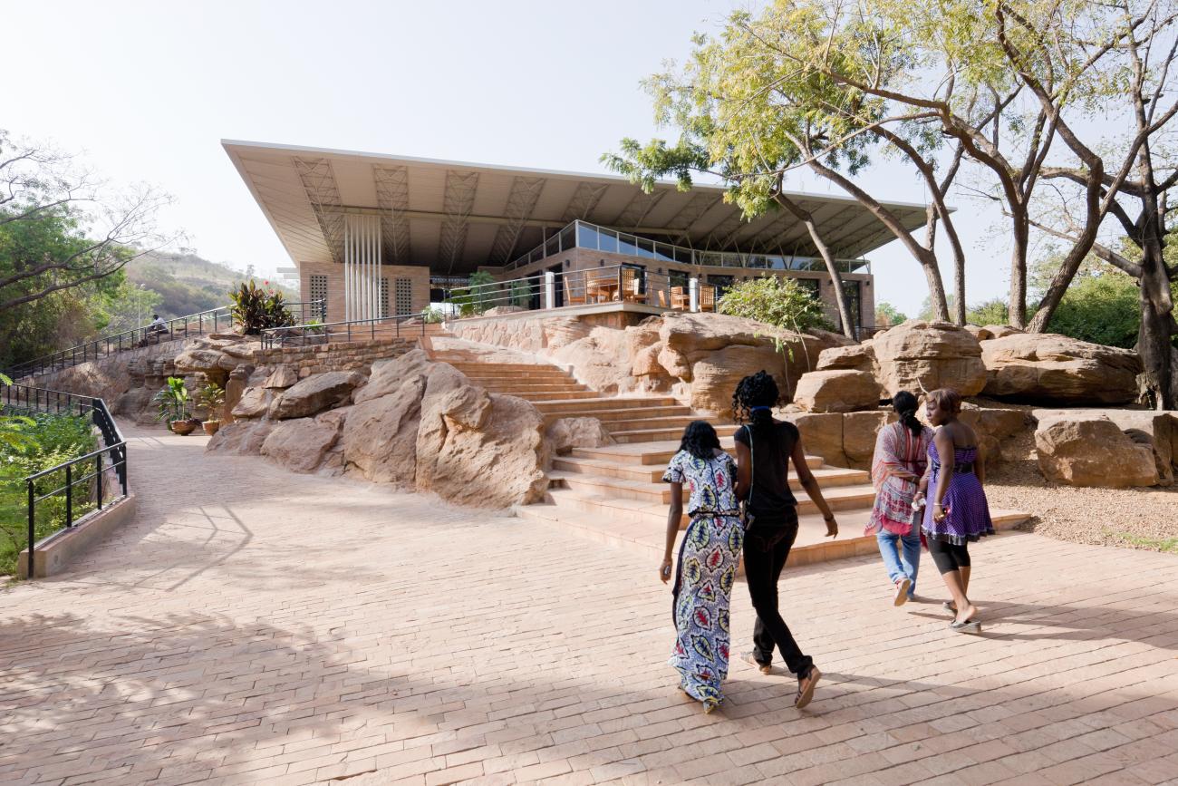 Először nyerte el afrikai építész a Pritzker-díjat