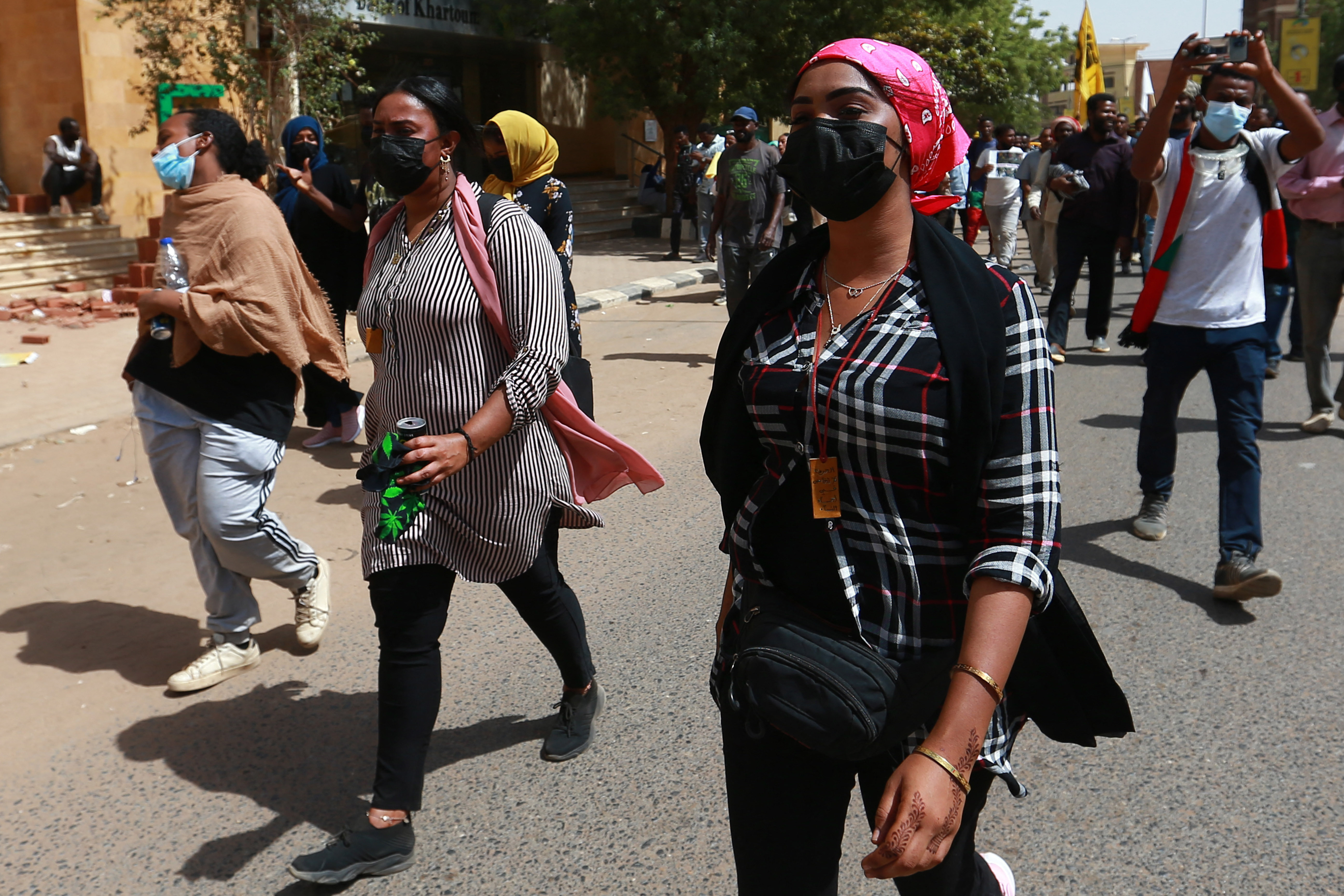 Nők tüntettek Szudánban, miután a biztonsági erők csoportos nemi erőszakot követtek el egy fiatal nő ellen