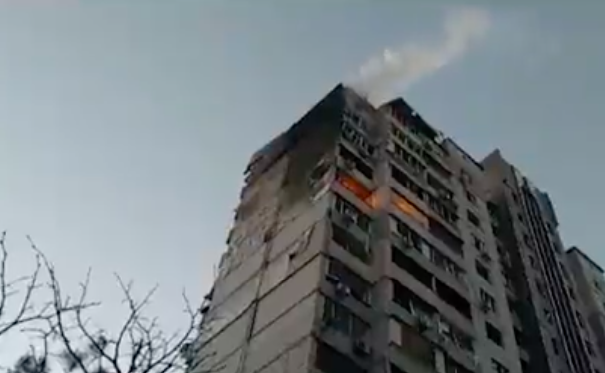 Elhárított rakéta csapódott be egy kijevi lakóházba, legalább egy ember meghalt