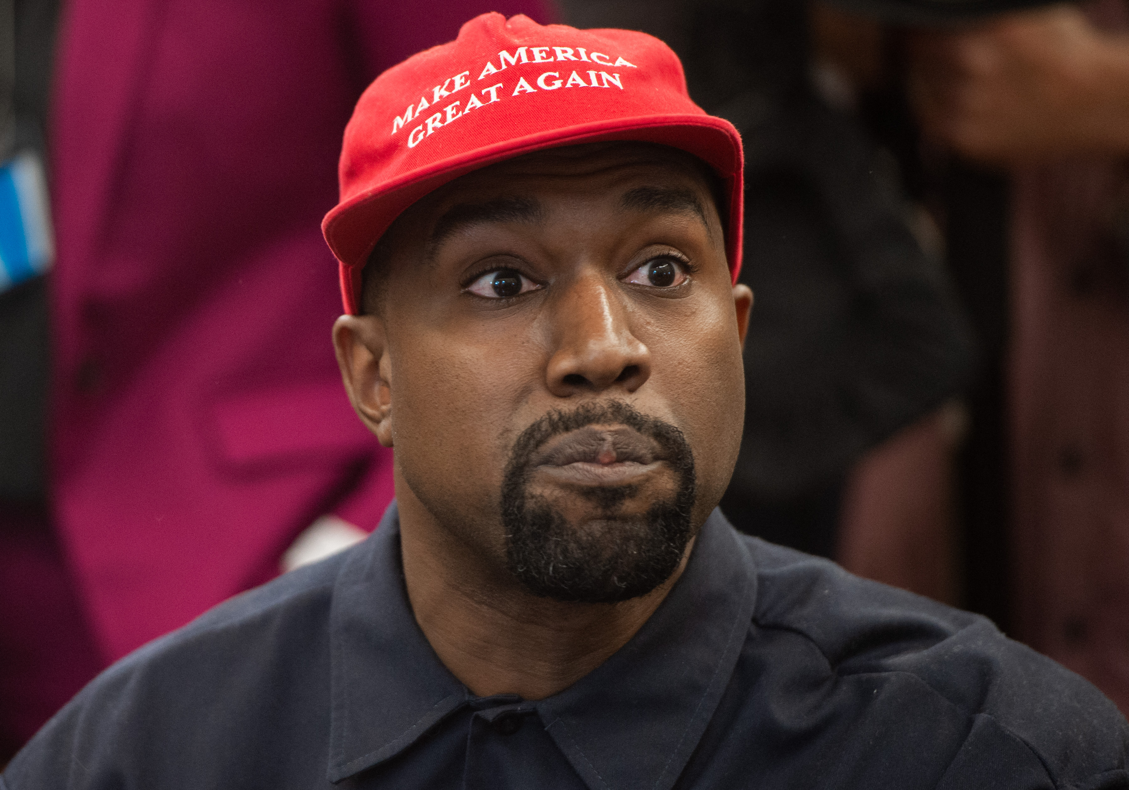 Az Instagram 24 órára felfüggesztette Kanye West profilját