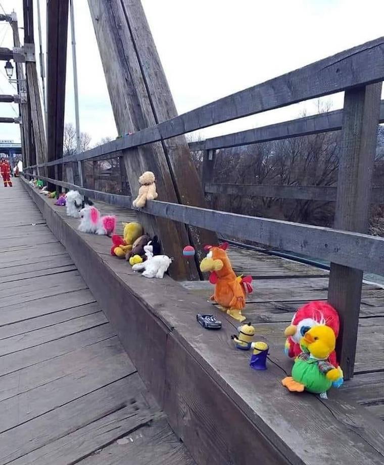 Plüssállatokkal rakták tele a románok a máramarosszigeti hidat a menekült gyerekek kedvéért