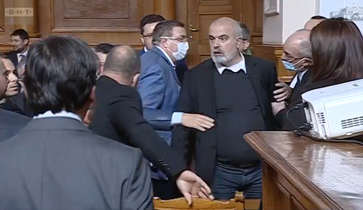 Lökdösődéssel és bekiabálásokkal kezdődött a bolgár parlament pénteki ülése, Hitlerhez hasonlították a kormányt