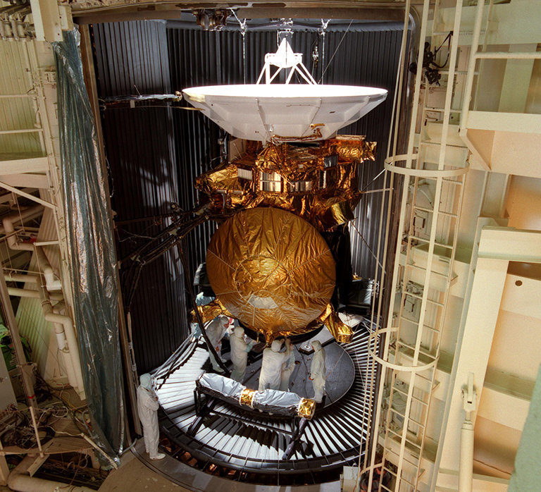 A Cassini-Huygens űrszonda földi tesztelés közben, 1996-ban. Jól látható a szonda nagy részét borító aranyszínű MLI fólia