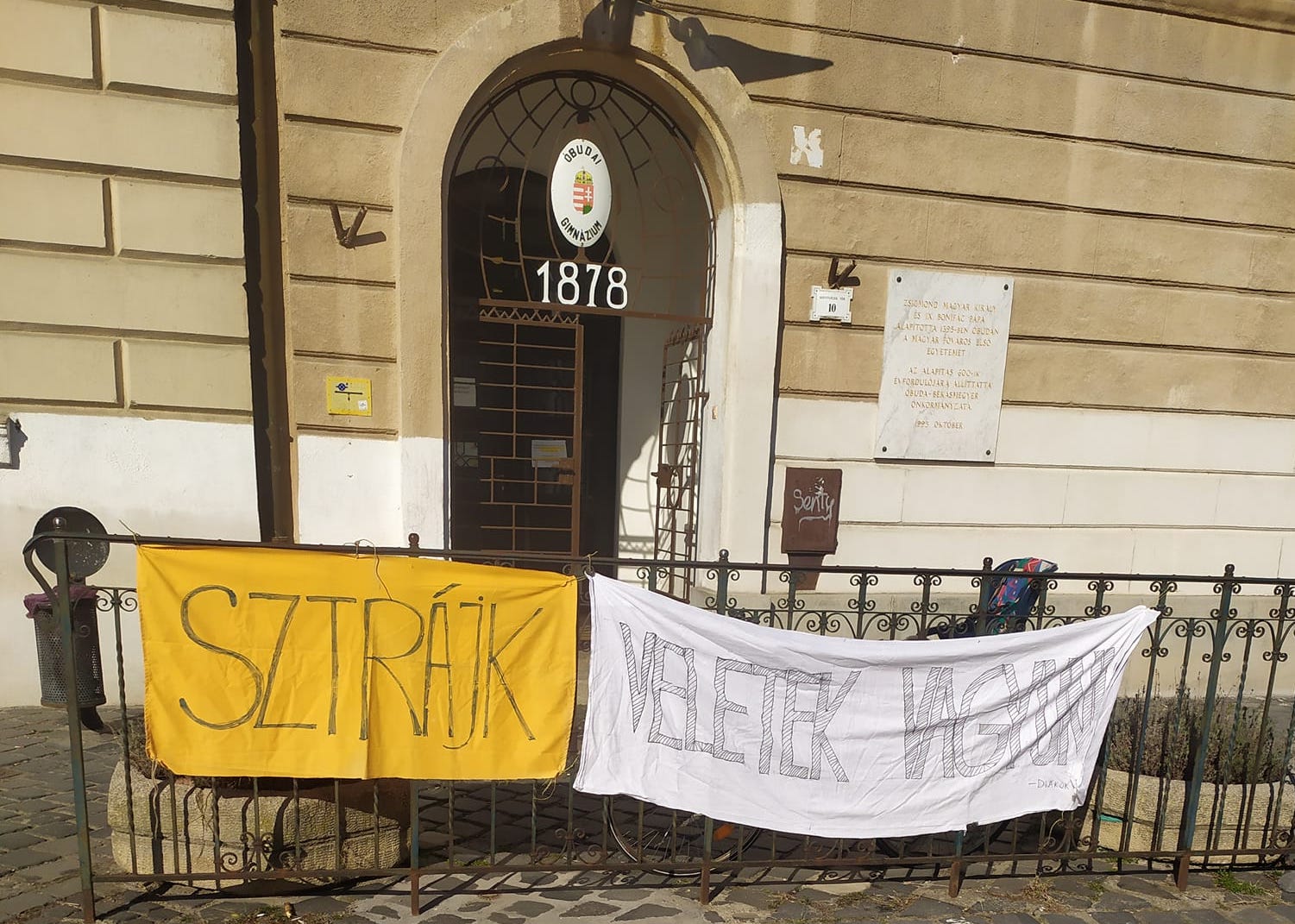 Pár óra sztrájkért 3 napi bért vontak le egy budapesti tanártól