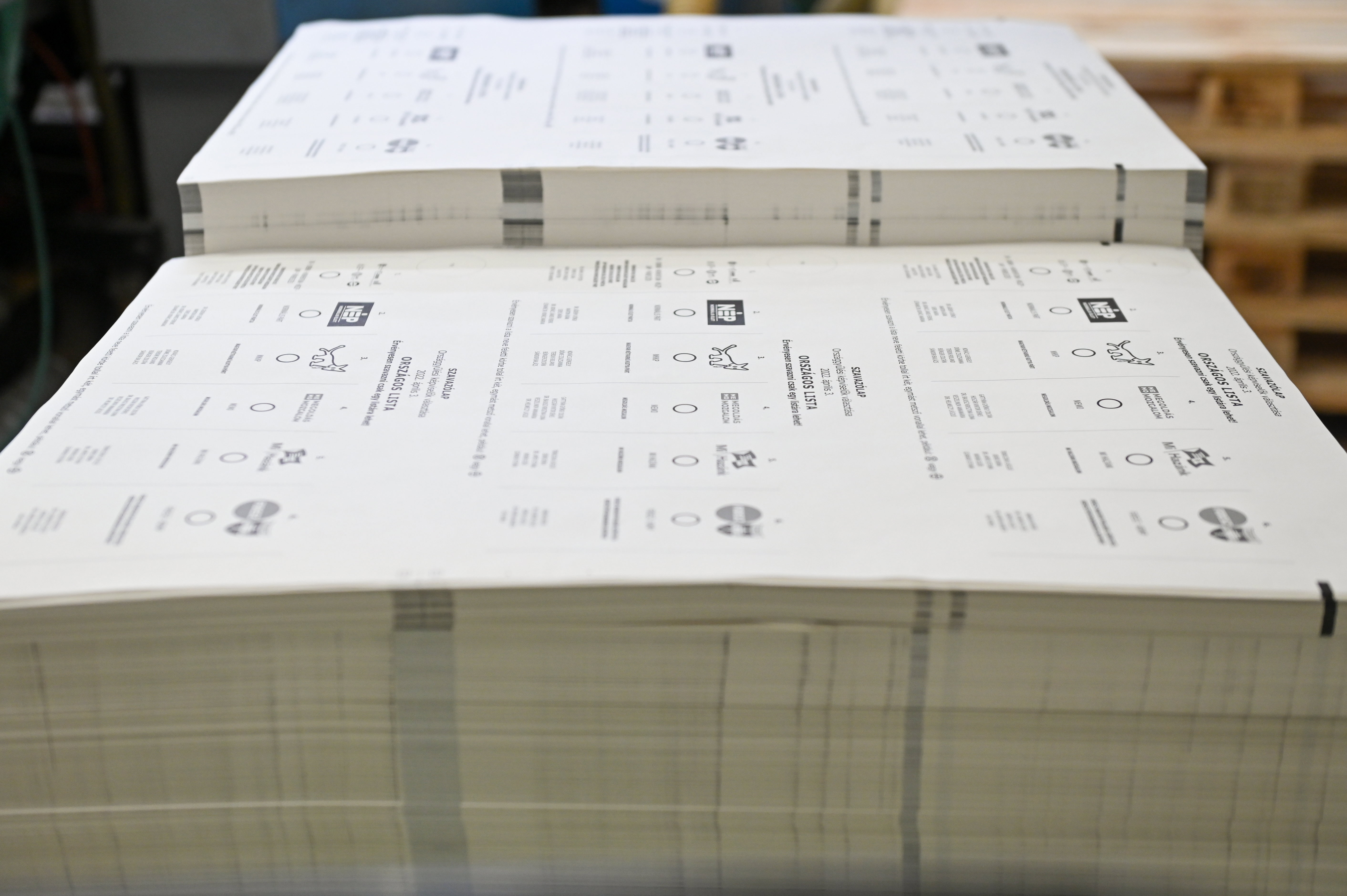 Az április 3-ai országgyűlési választás már kinyomtatott szavazólapjai.