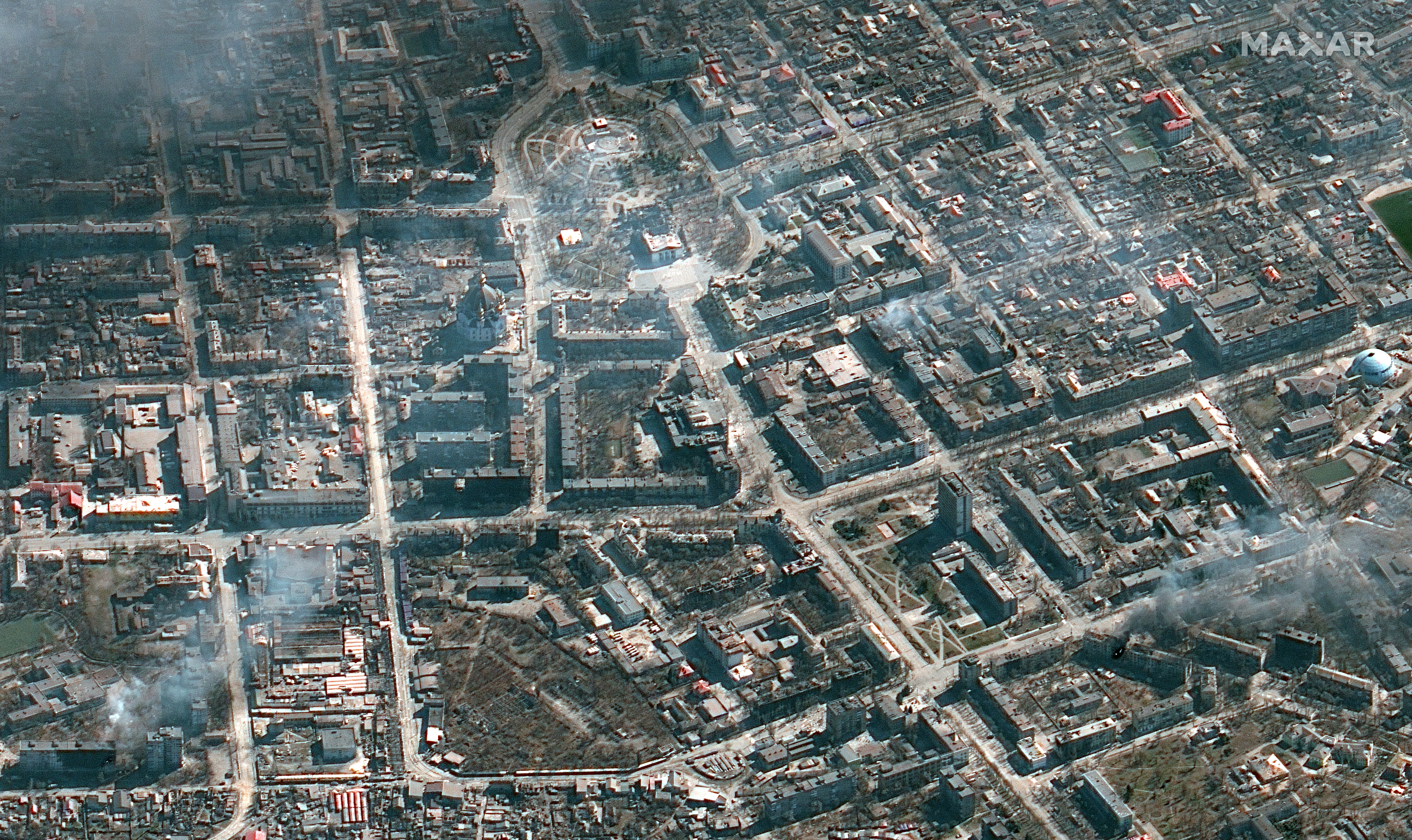Az orosz hadsereg március 4. óta szakadatlanul bombázza a várost. A Maxar Technologies március 21-én nyilvánosságra hozott felvételén a felső sáv közepén a március 16-án lebombázott színház, körülötte a füstölgő város látható.