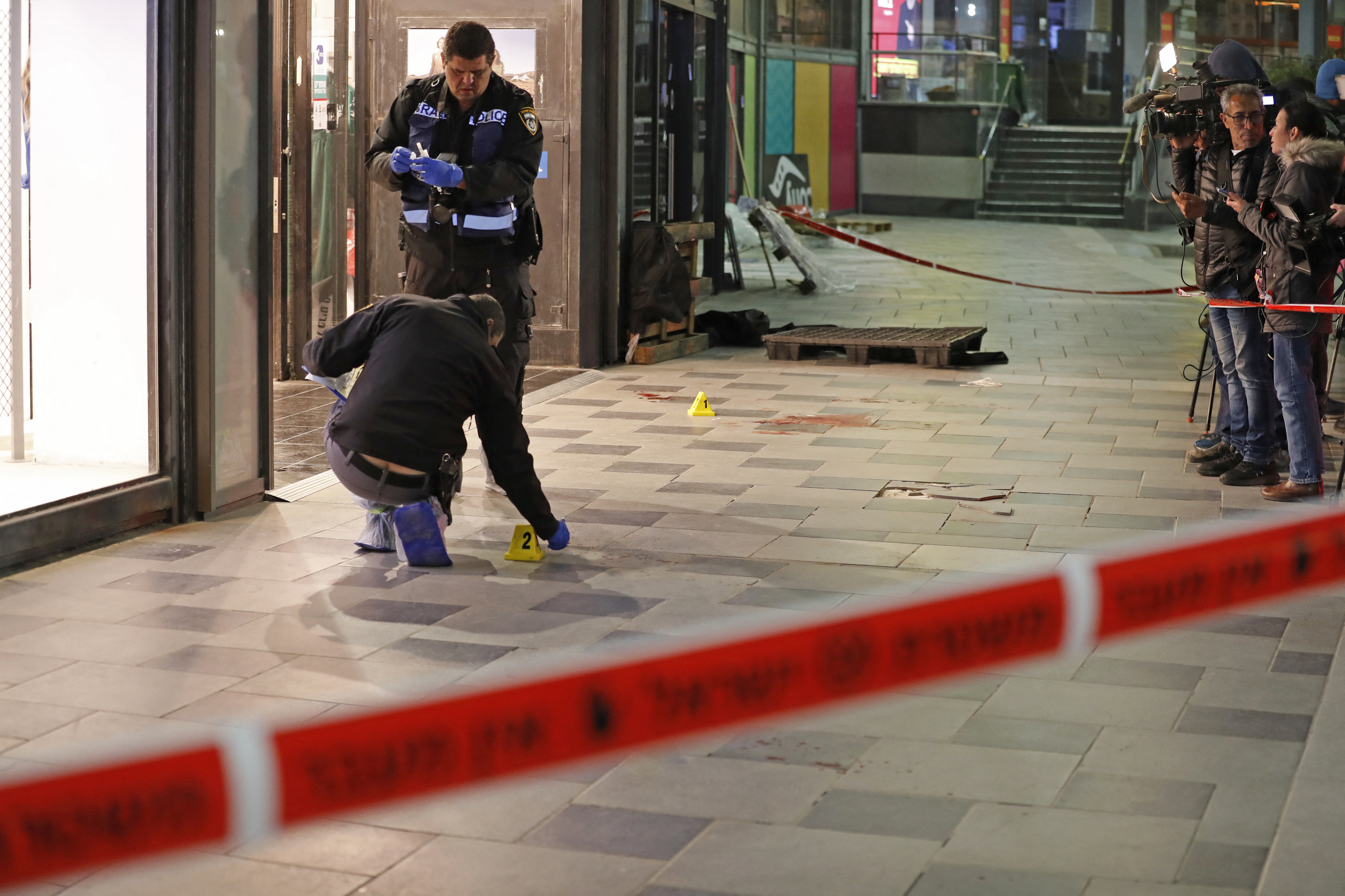 Több embert halálra késelt egy támadó egy izraeli bevásárlóközpontban