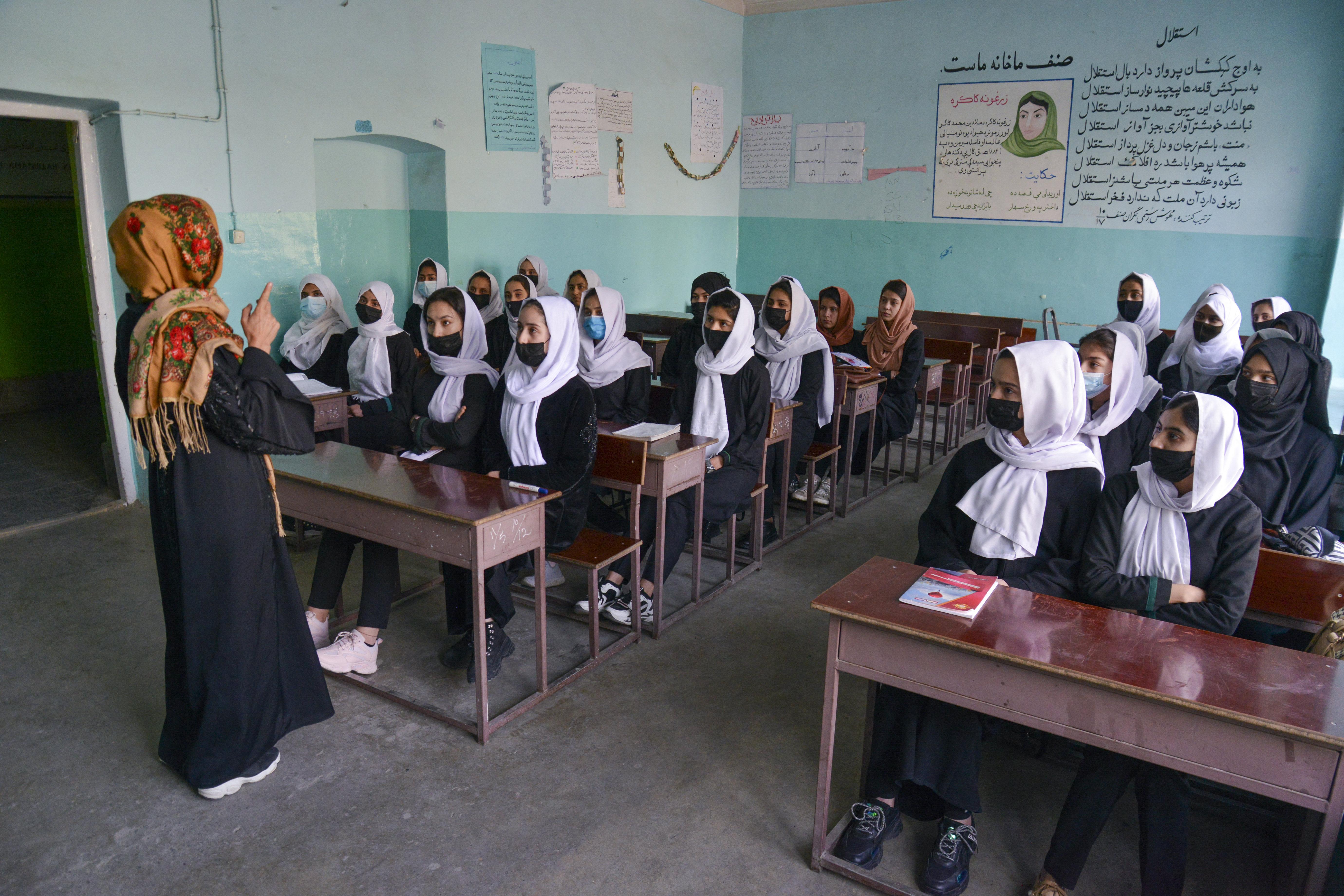 Kinyitották, majd rögtön be is zárták a tálibok a lányokat oktató középiskolákat