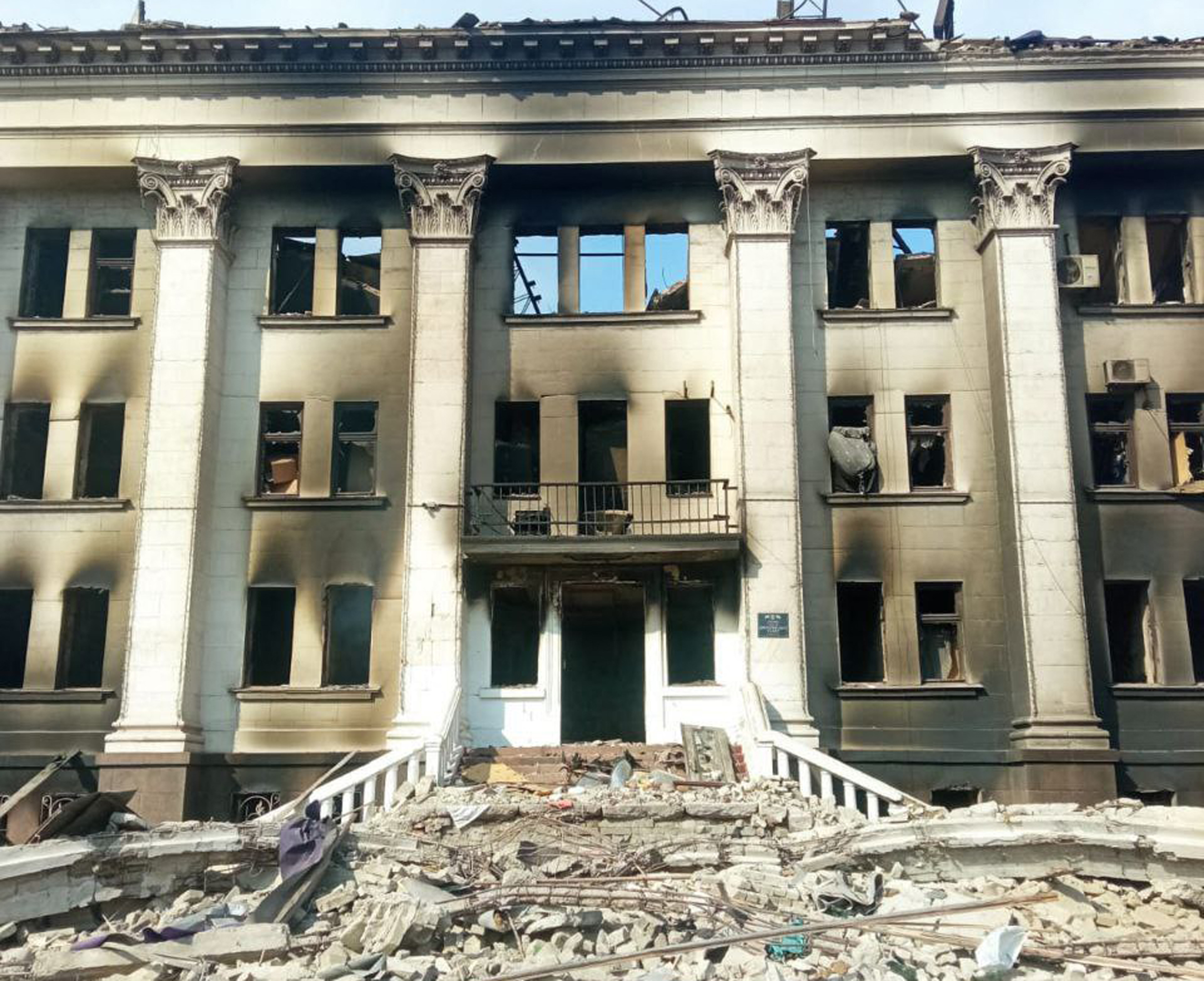 Egy 27 éves tanárnő a véletlennek köszönhetően élte túl a mariupoli színház lebombázását