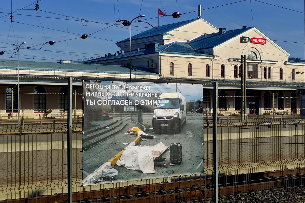 Olyan durva háborús fotók fogadják a vilniusi pályaudvaron az orosz utasokat, amiket mi sem mertünk kitenni