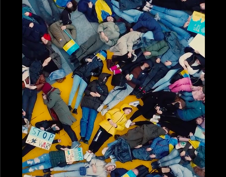 Többezer ukrán feküdt le a földre Varsóban